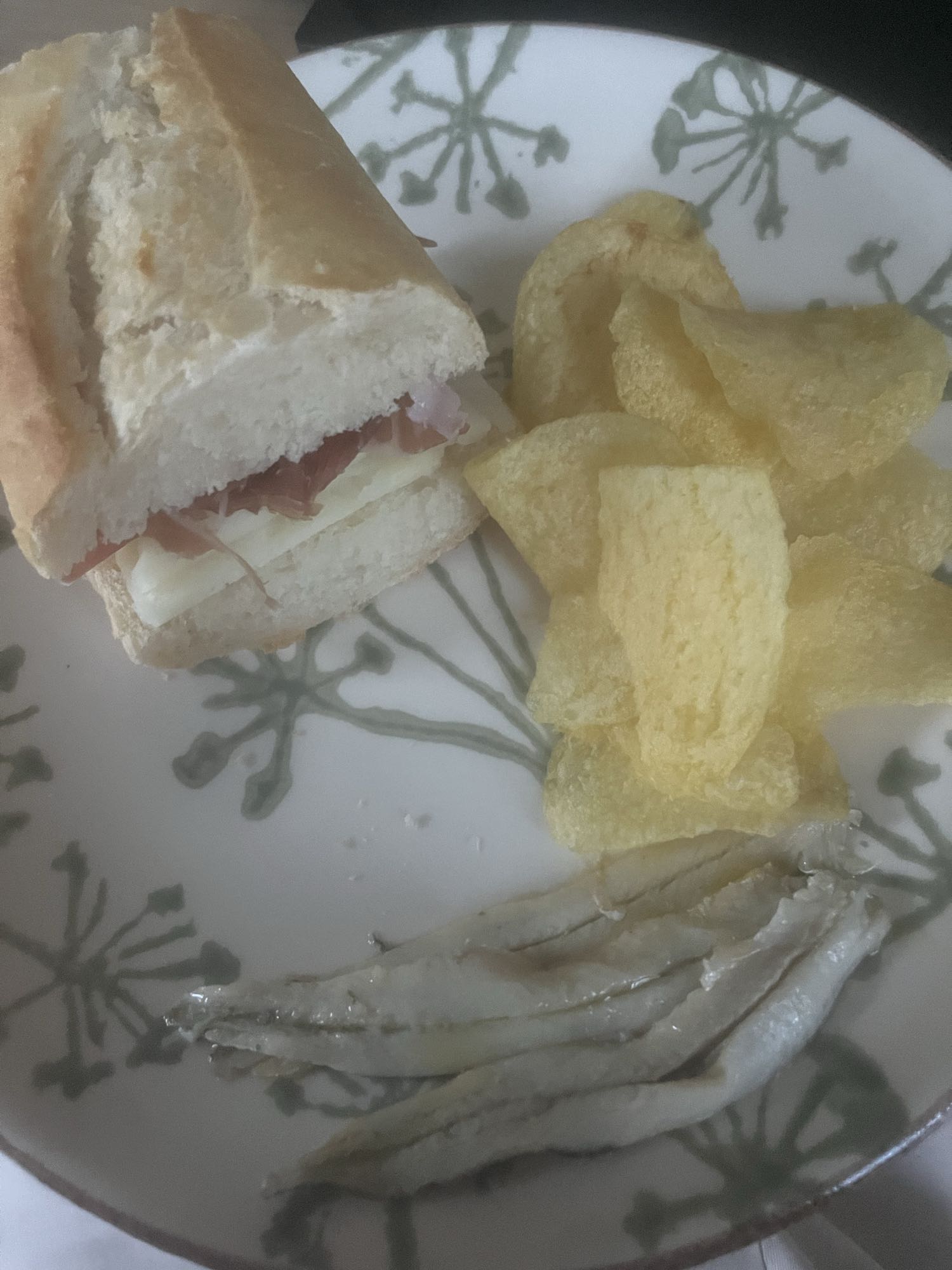 Bocadillo con patatas y boquerones