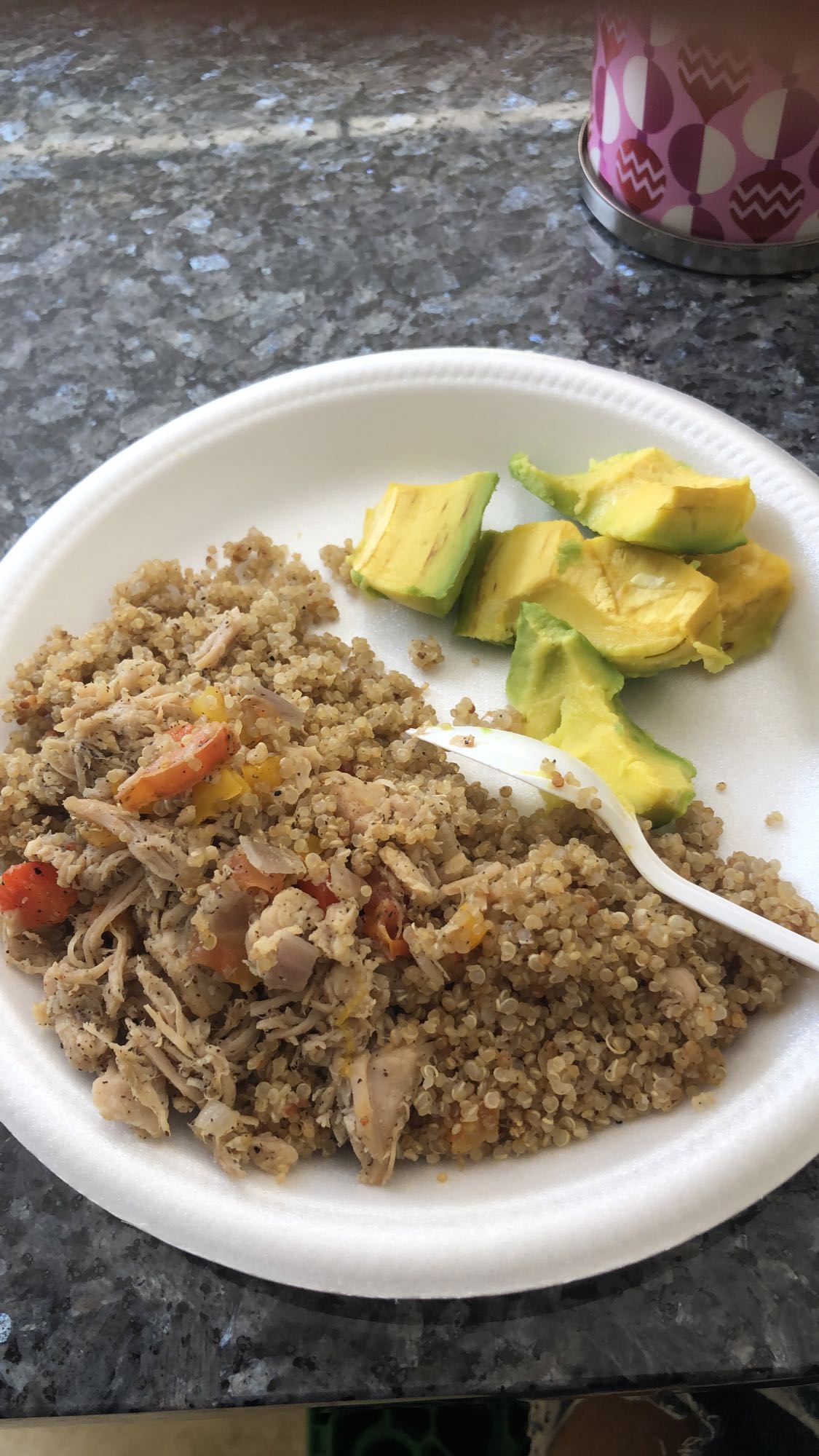 Quinua con pollo y aguacate