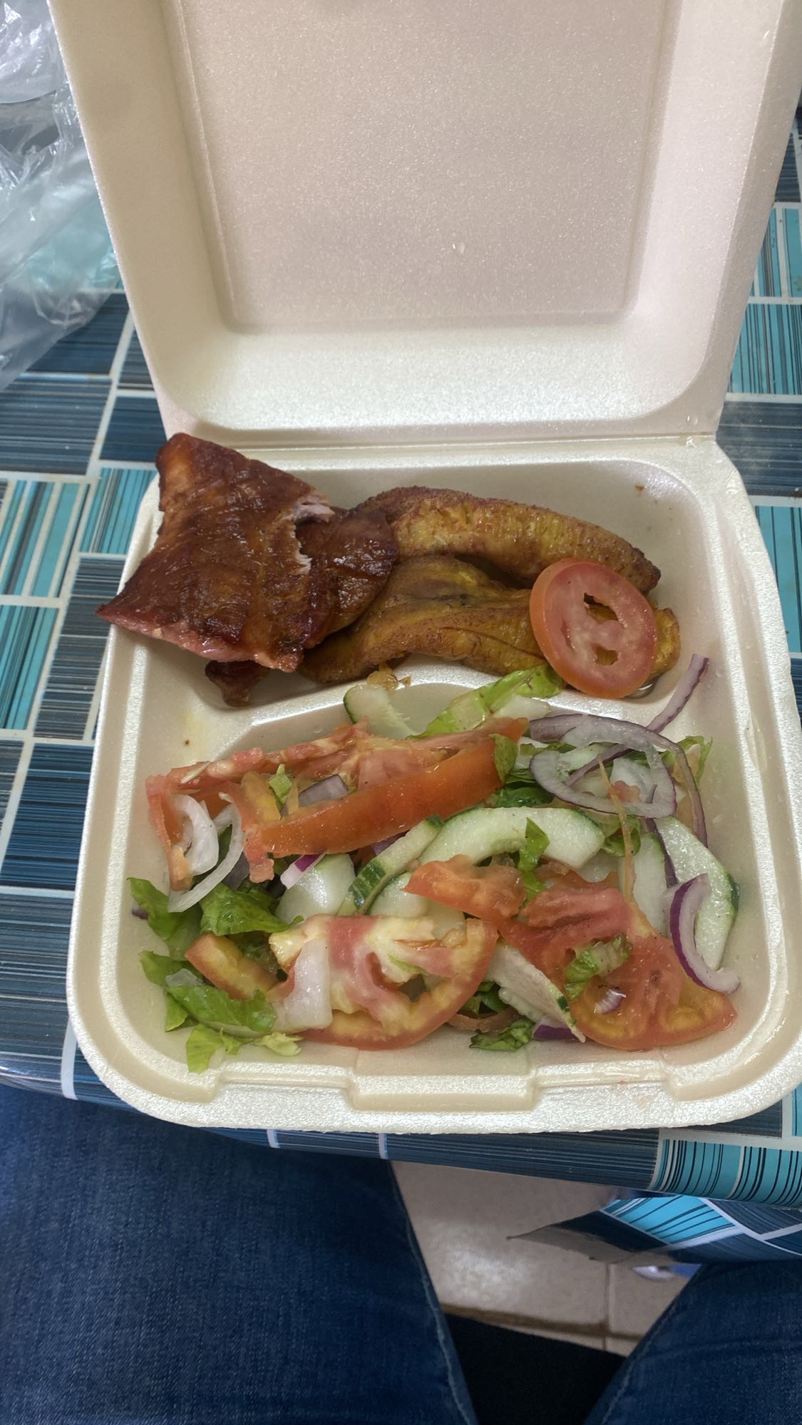 cerdo, plátano y ensalada