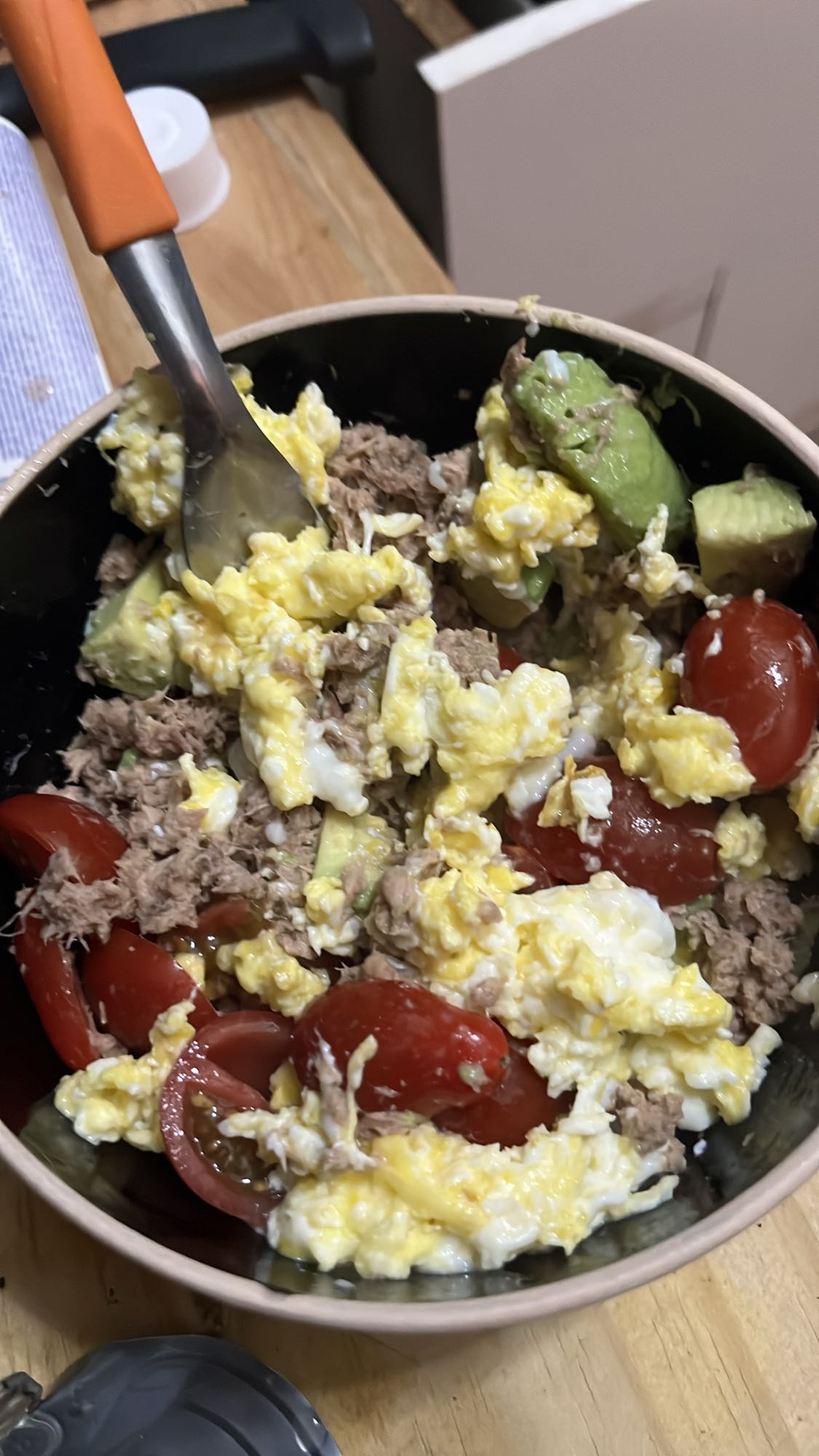 revuelto con atún y aguacate