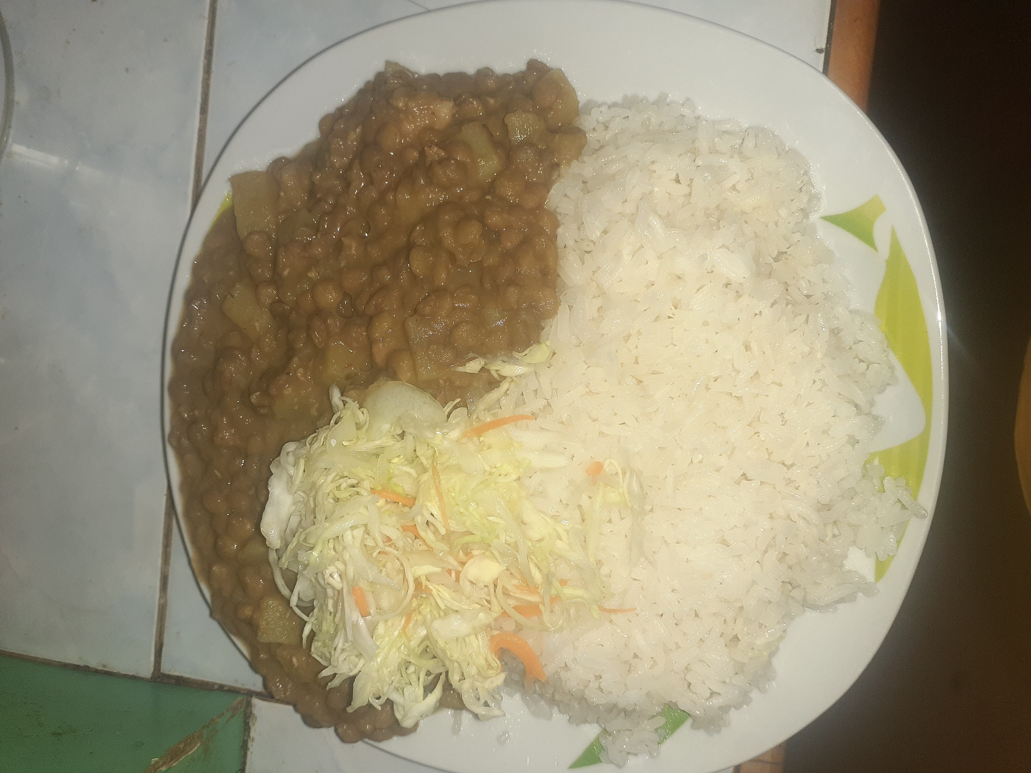 arroz con lentejas y ensalada