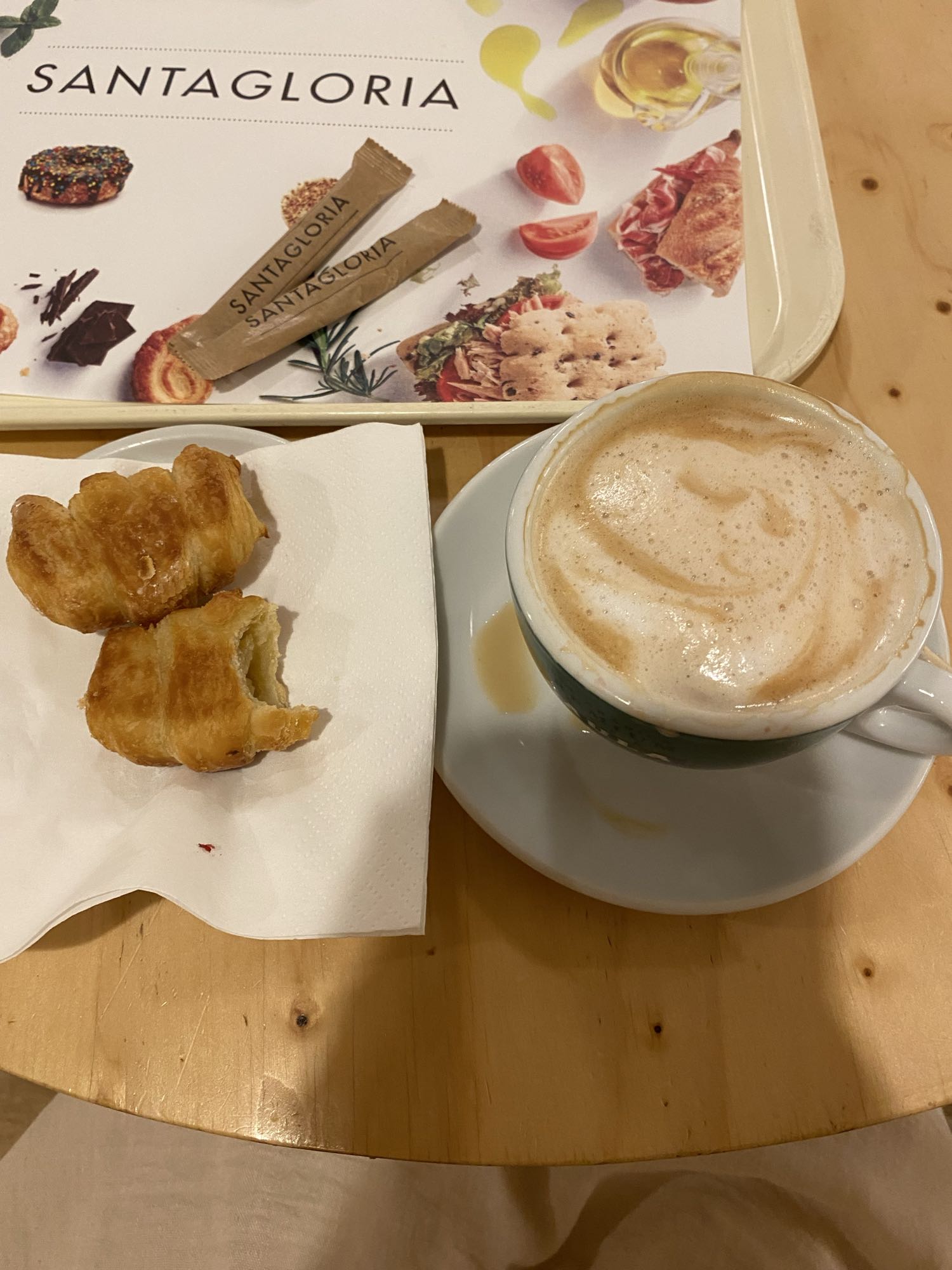 Café con leche y mini croissant