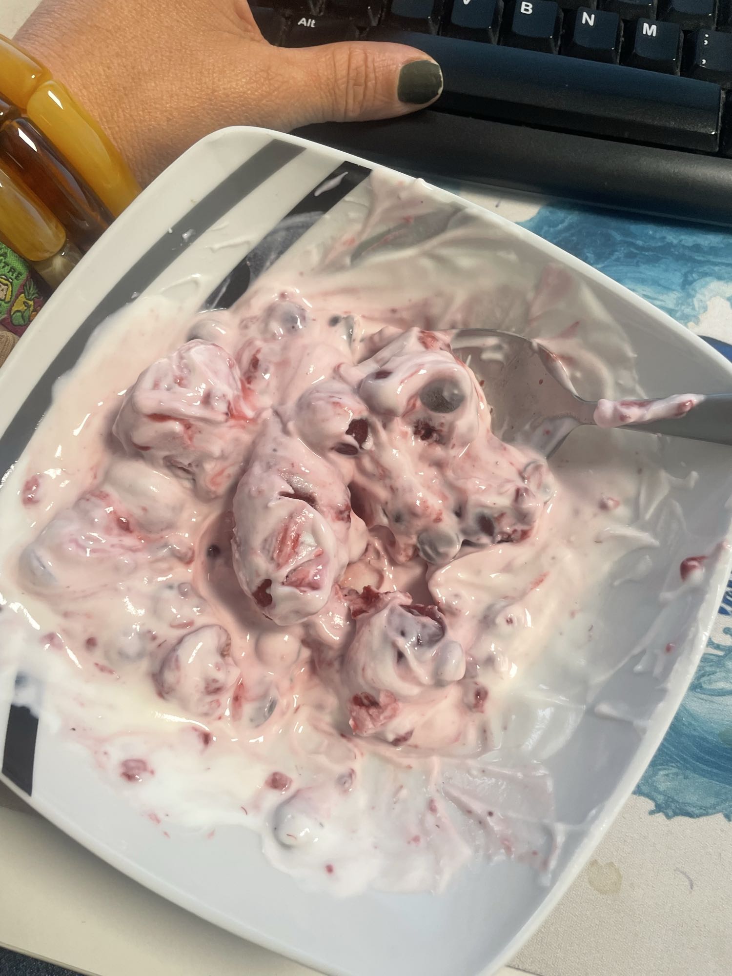 yogur con frutas rojas