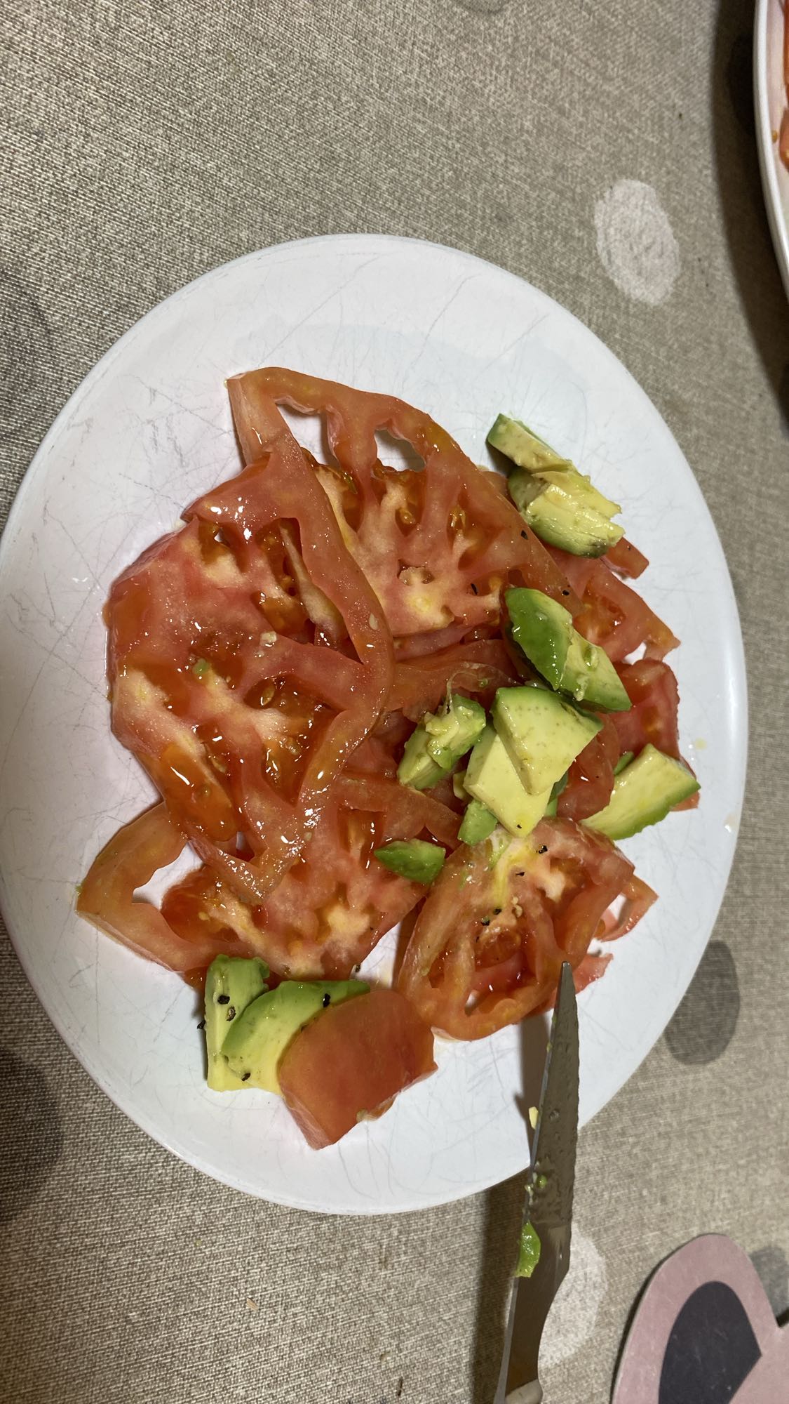 Ensalada de tomate, aguacate y carne de ternera a la plancha