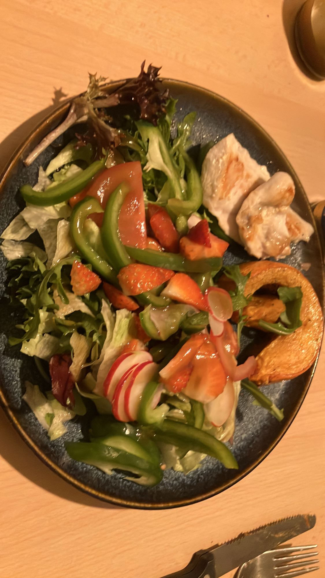 Salada com frango grelhado