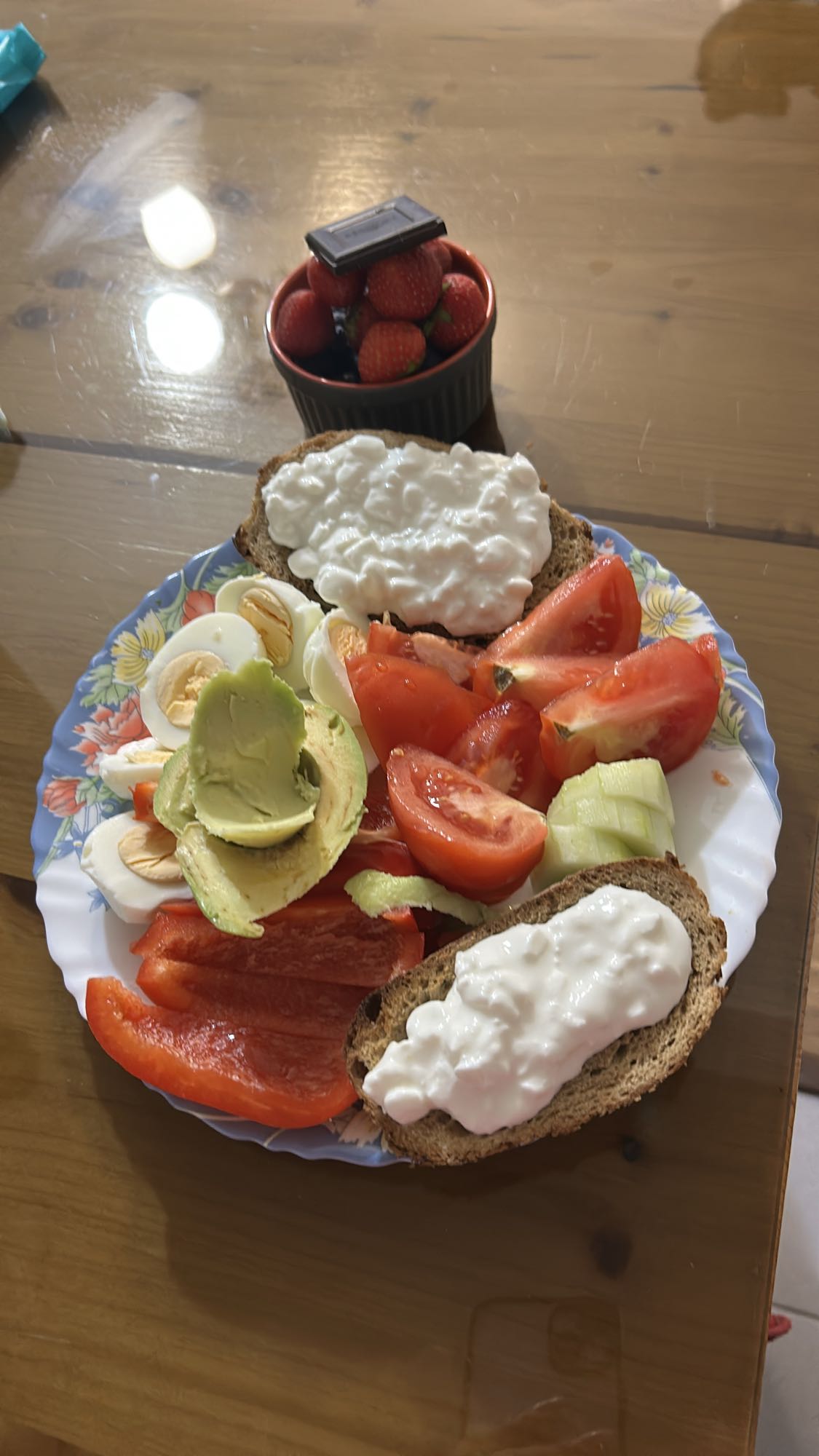 Mic dejun cu pâine neagră, brânză cottage light, ouă și fructe de pădure