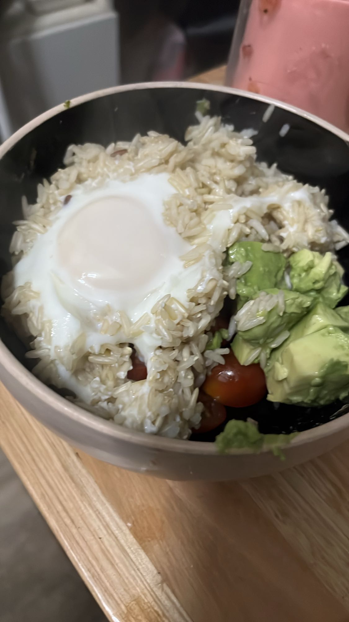Bowl de arroz, huevo y aguacate