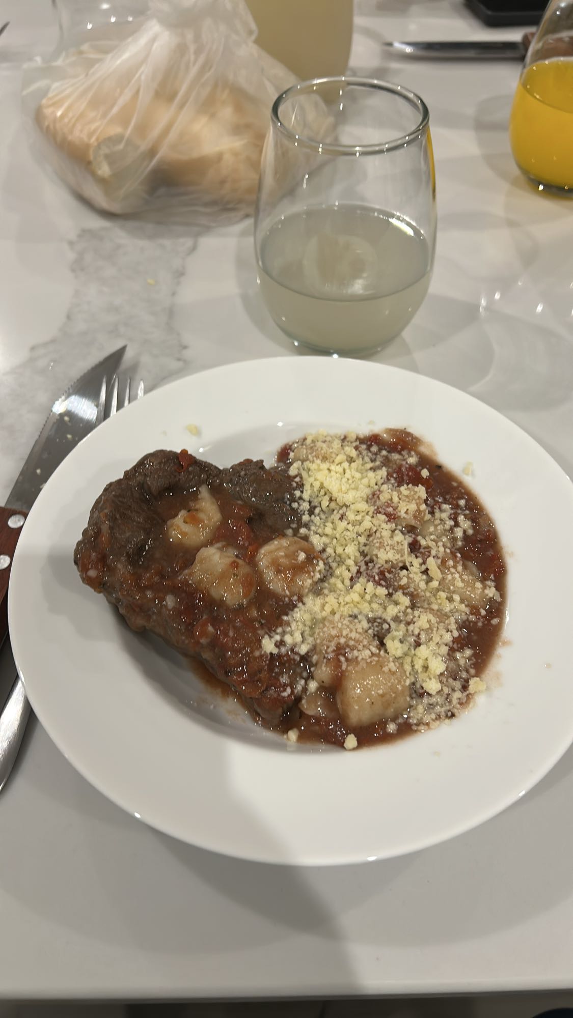 ñoquis con carne y queso
