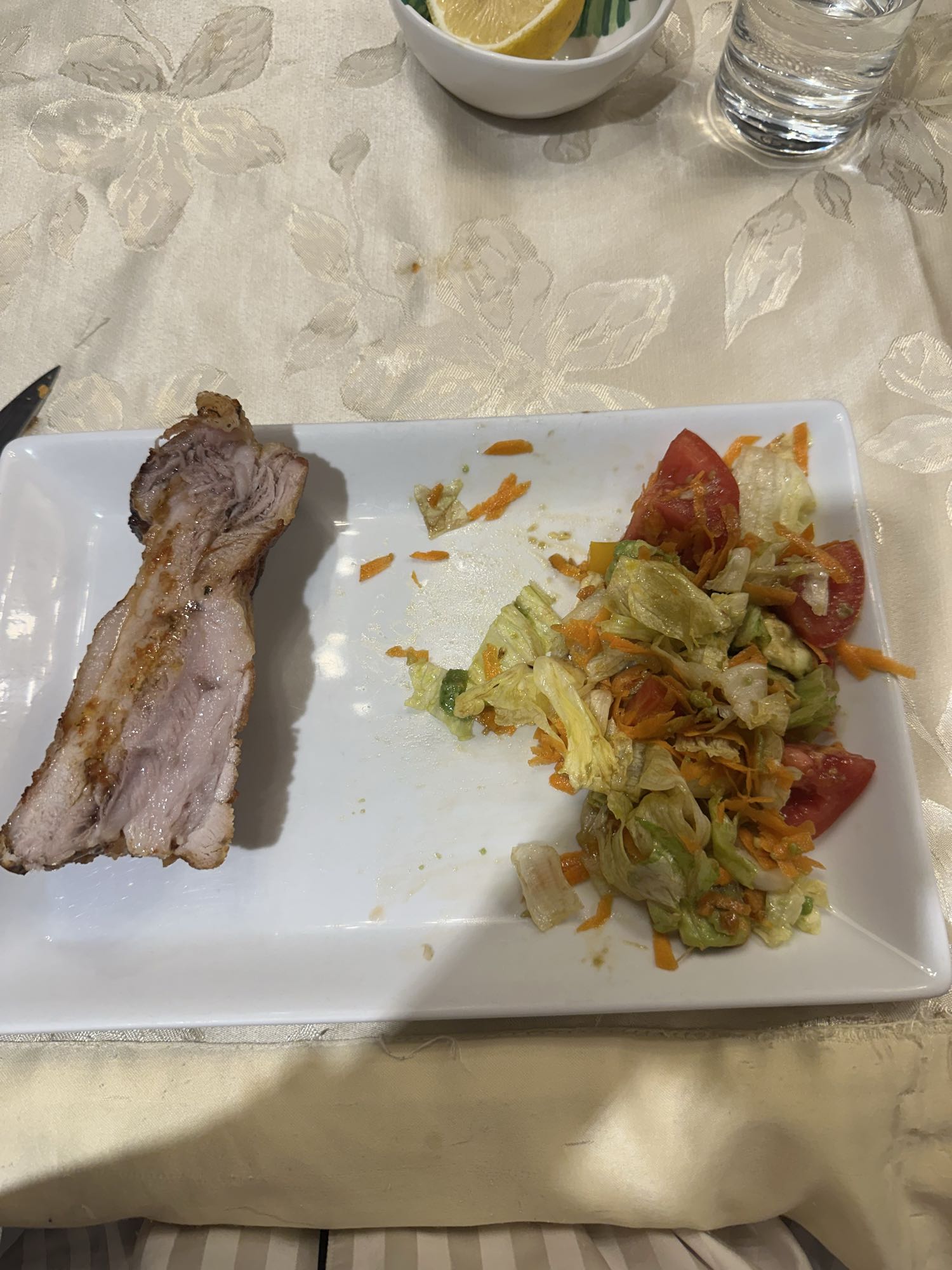 Cerdo con ensalada mixta