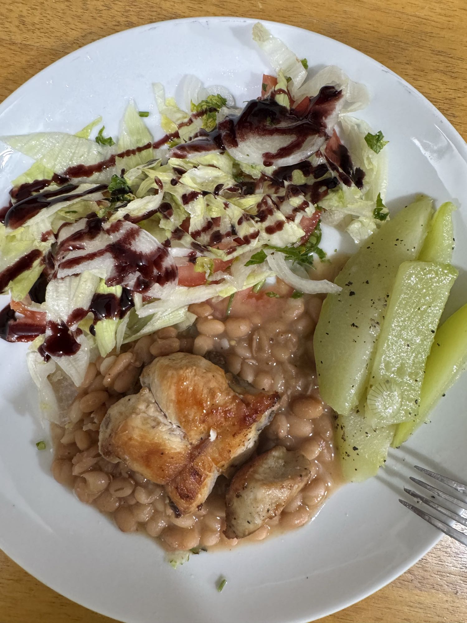 Frango com feijão e salada