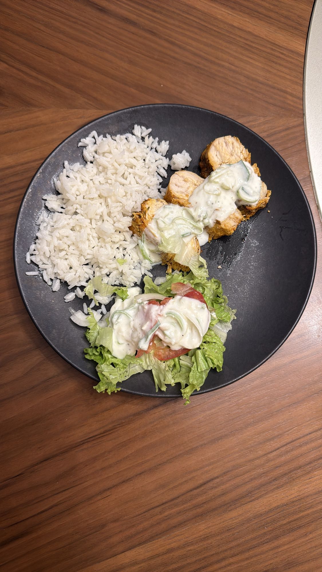 Frango com arroz e salada