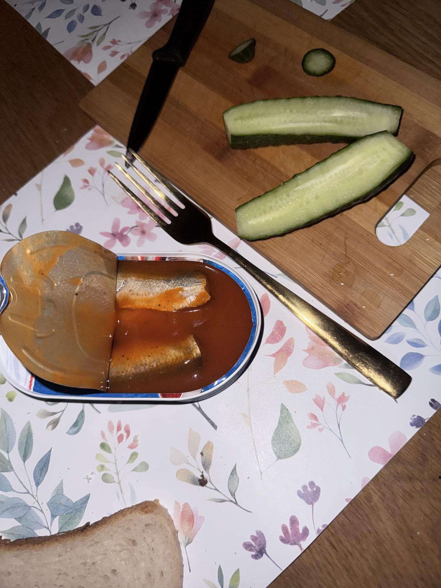 Сардины с огурцом и хлебом