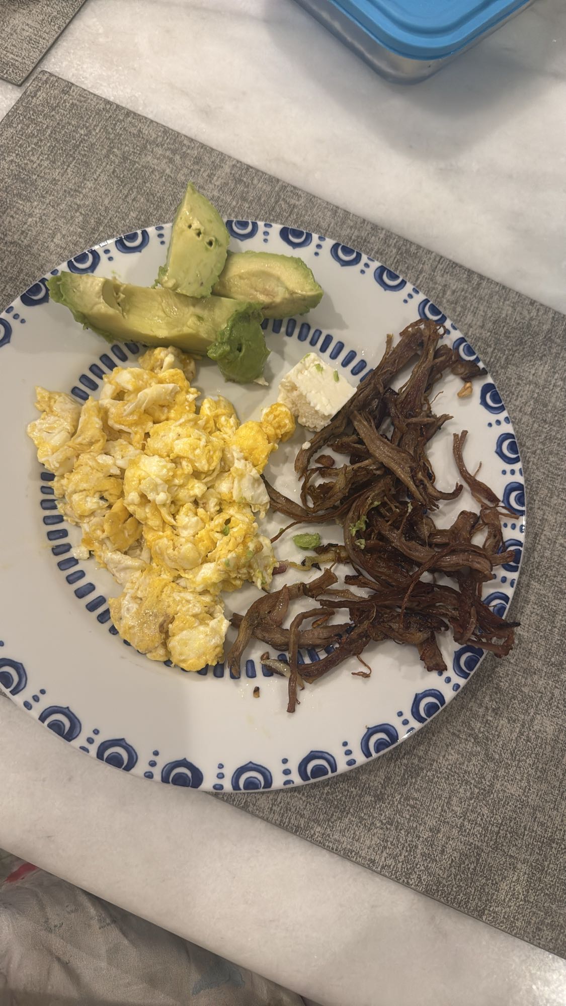 Desayuno con huevo y carne