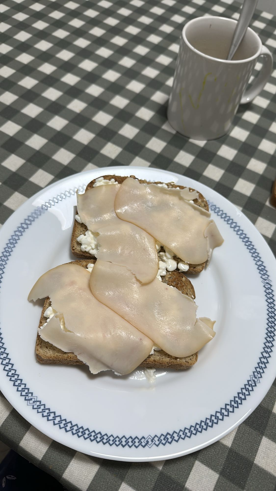 Tostadas con pavo y queso