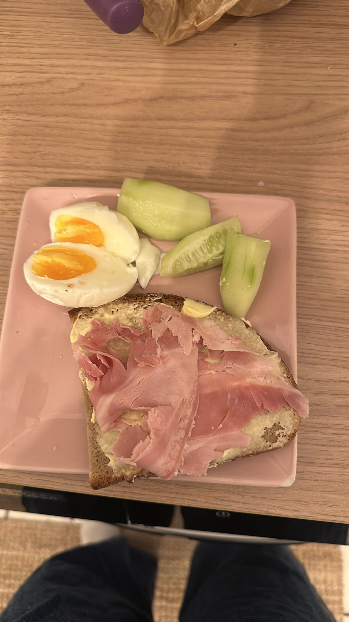 Mic dejun cu ou, șuncă și castravete