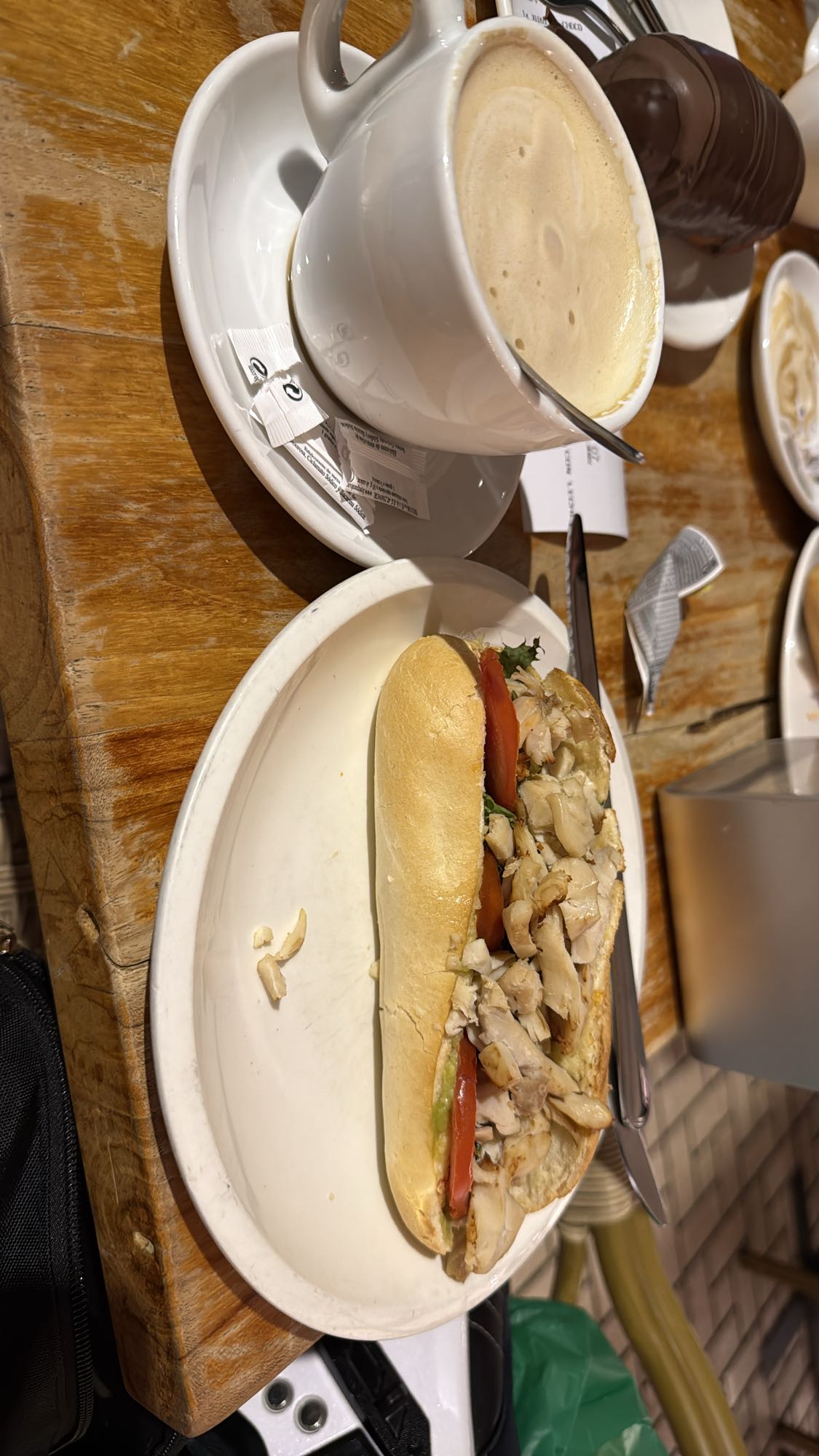 Sándwich de pollo y café