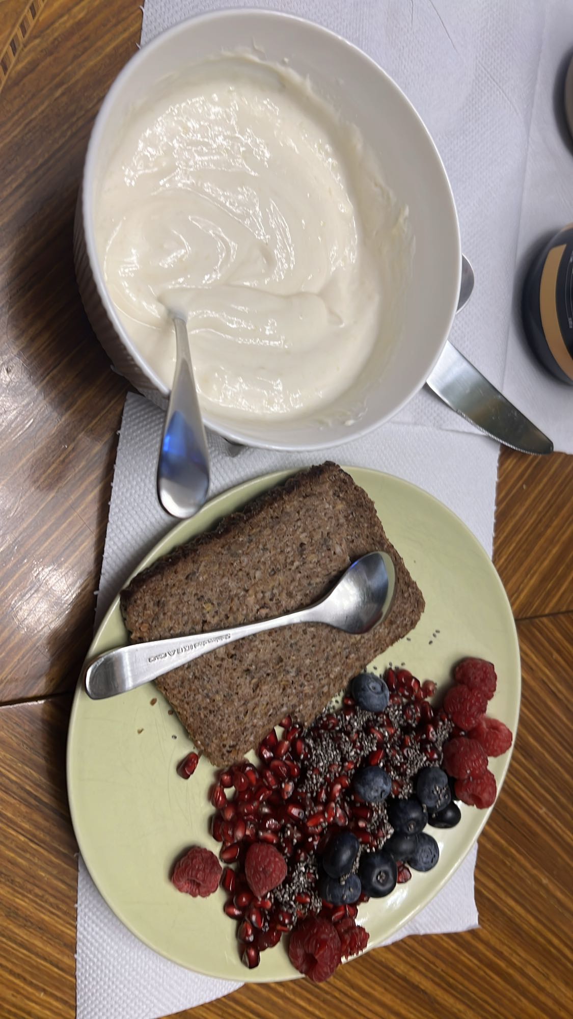 Γιαούρτι με φρούτα και ψωμί