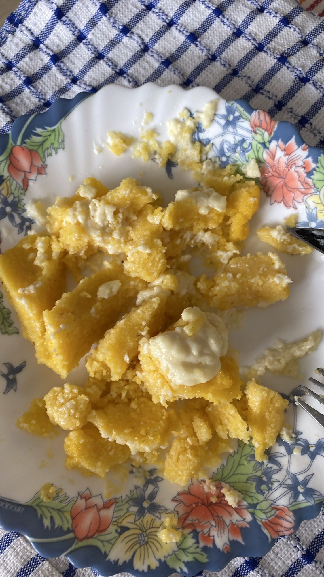 Mămăligă cu brânză