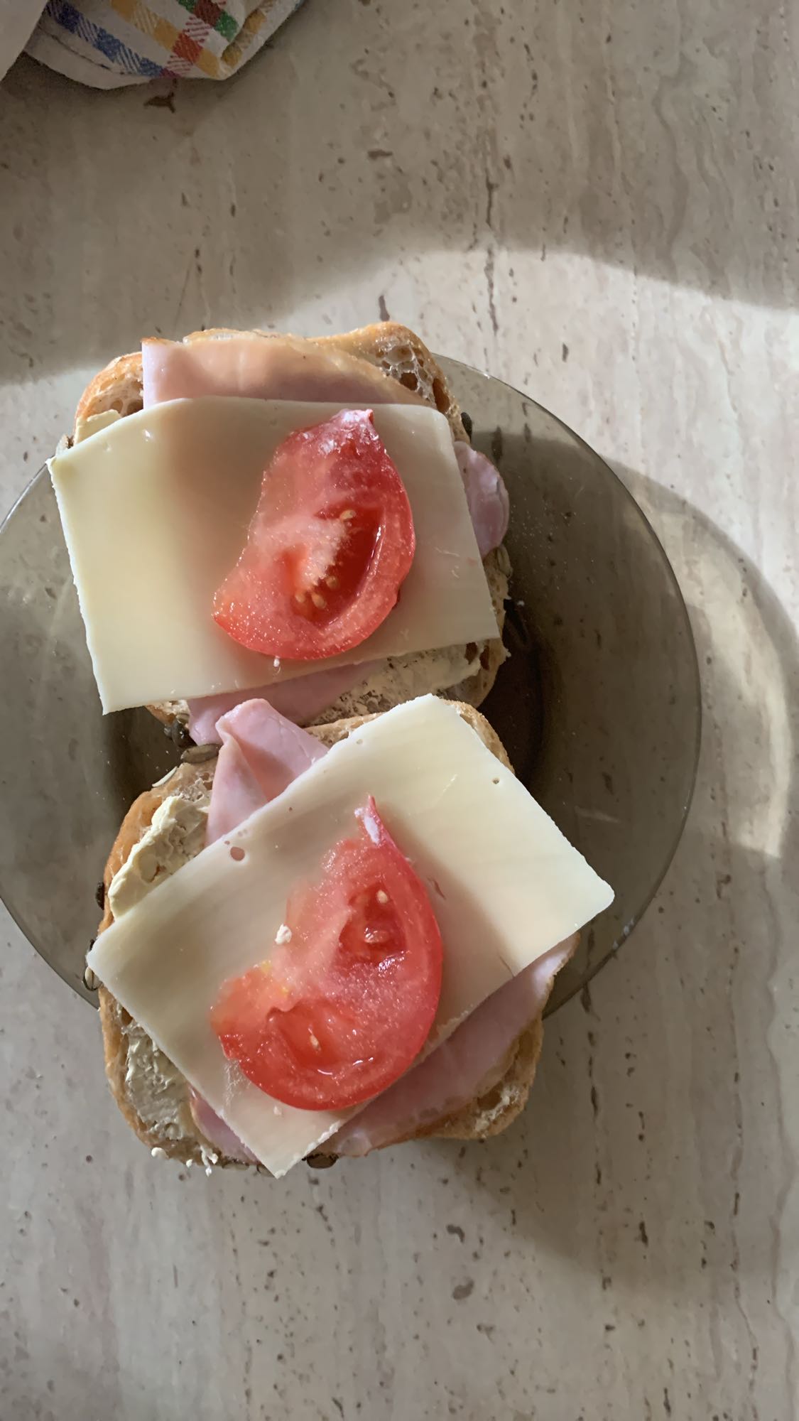 Kanapki z szynką i serem