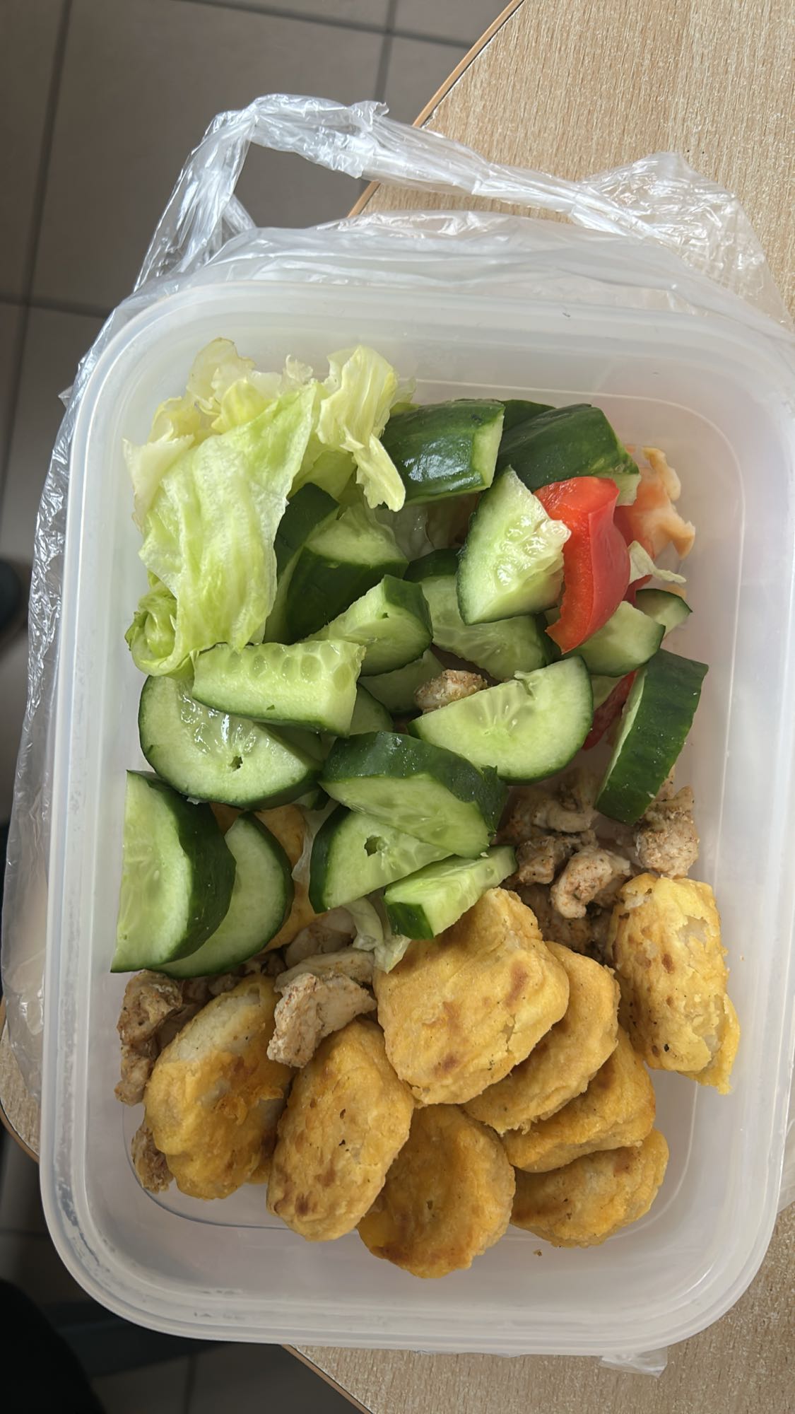 Sałatka z nuggetami