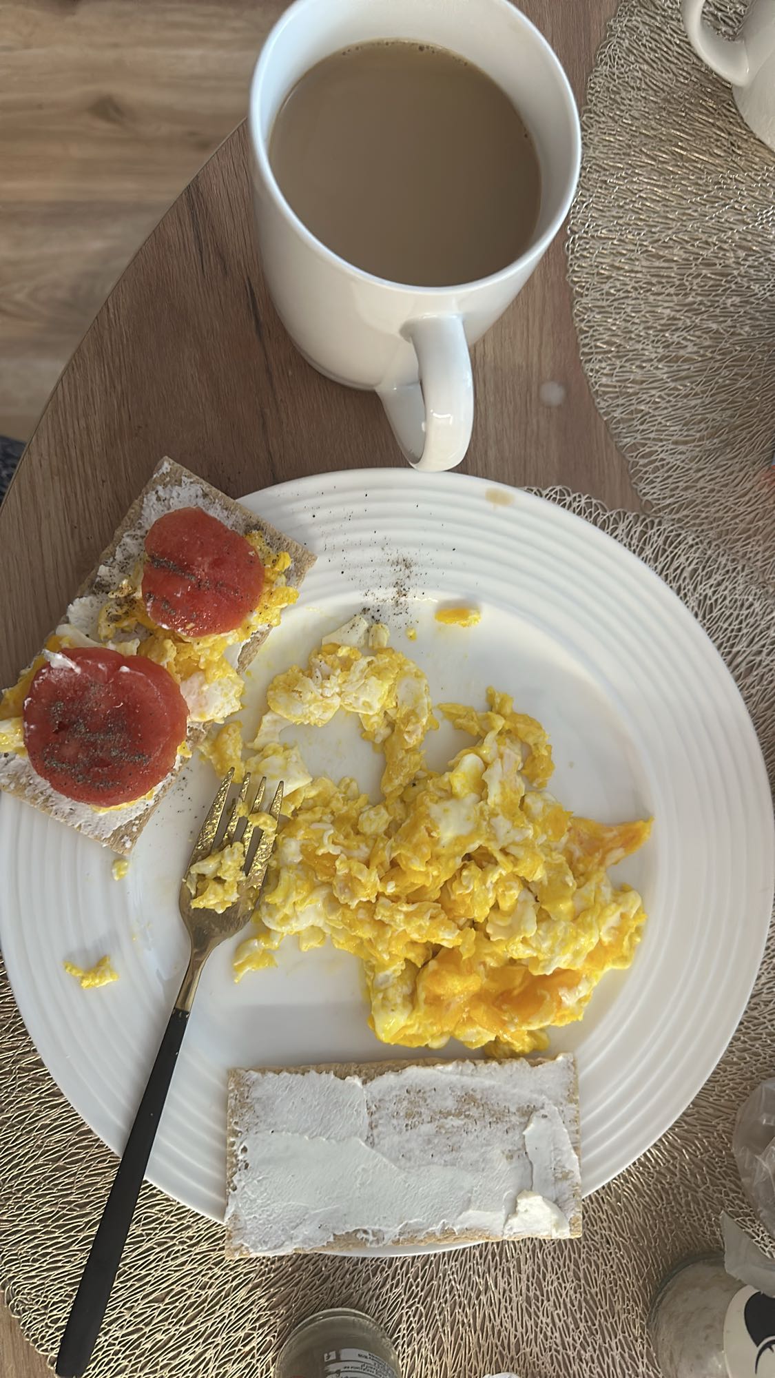 Jajecznica z pieczywem chrupkim