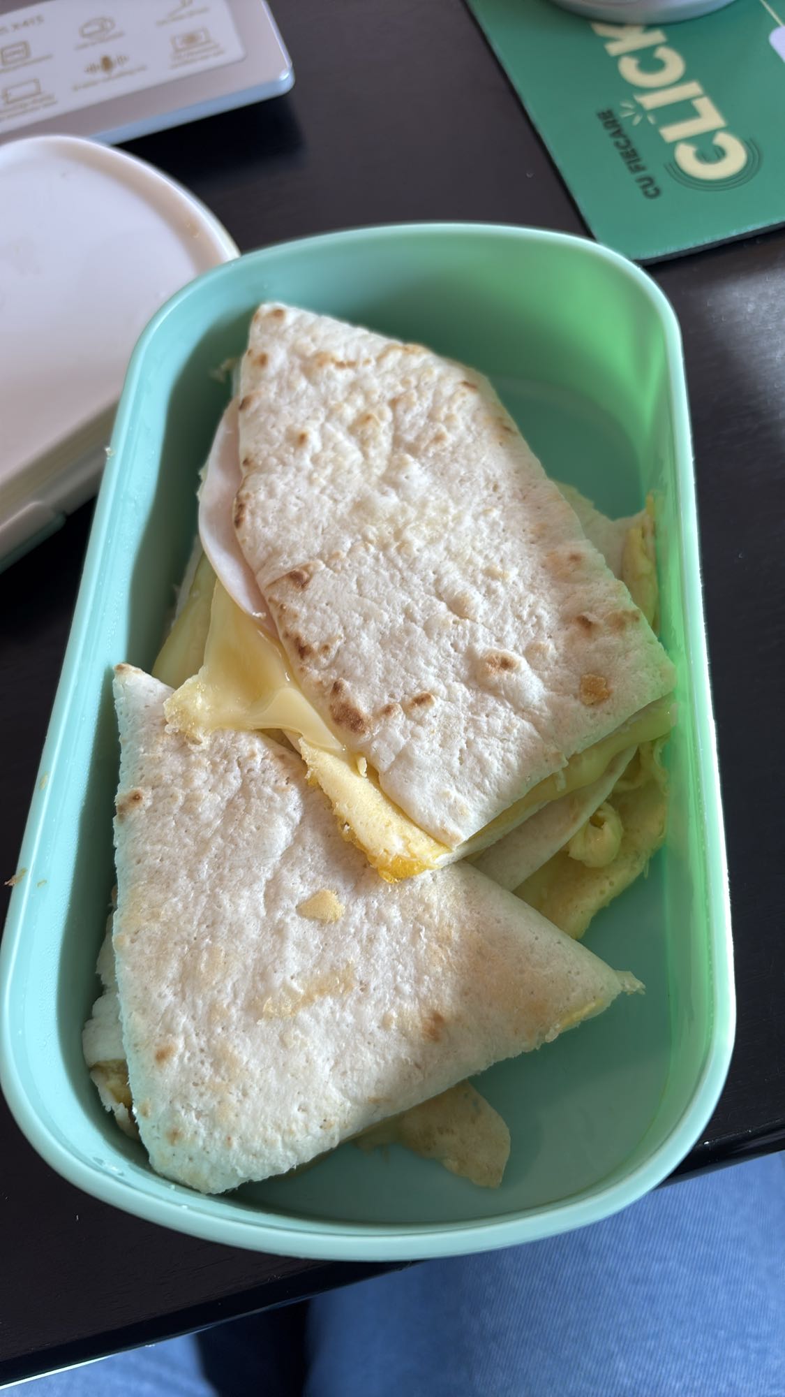 Quesadilla cu ou, șuncă și cașcaval