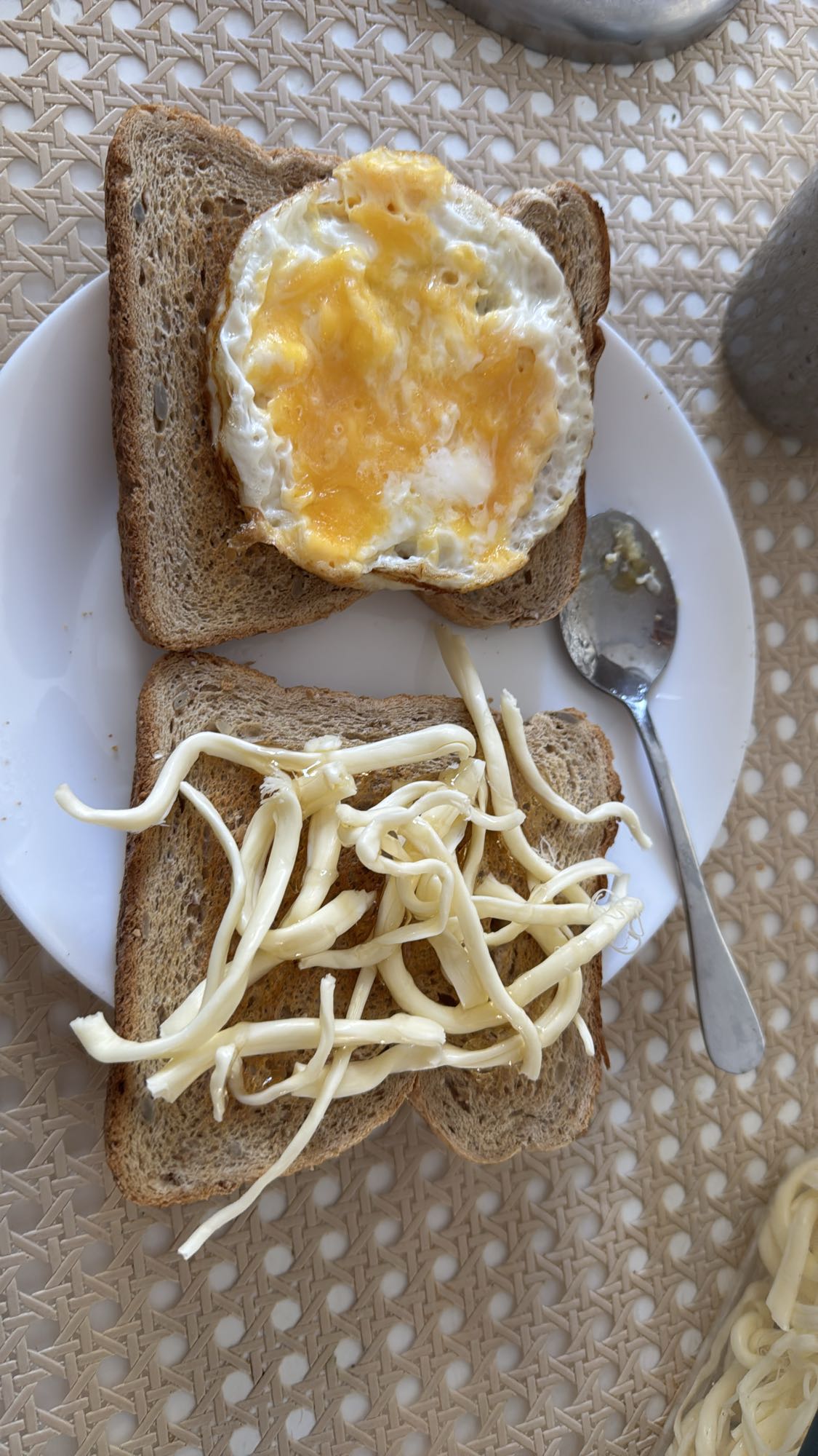 Ostmacka med stekt ägg