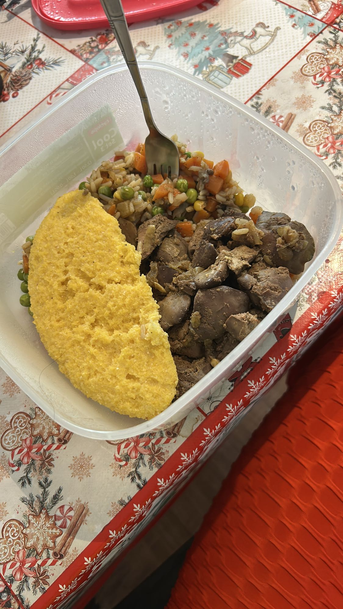 Ficăței la tigaie cu legume și mămăliguță