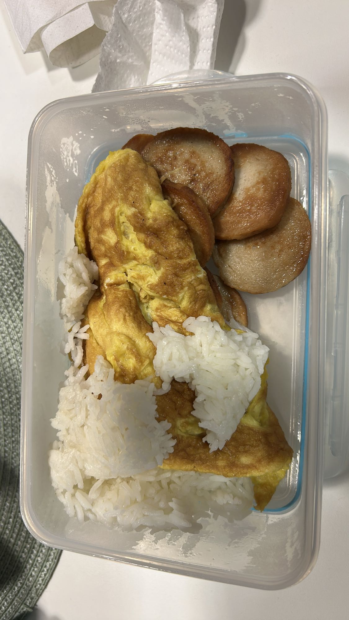 Omelett, ris og pølse