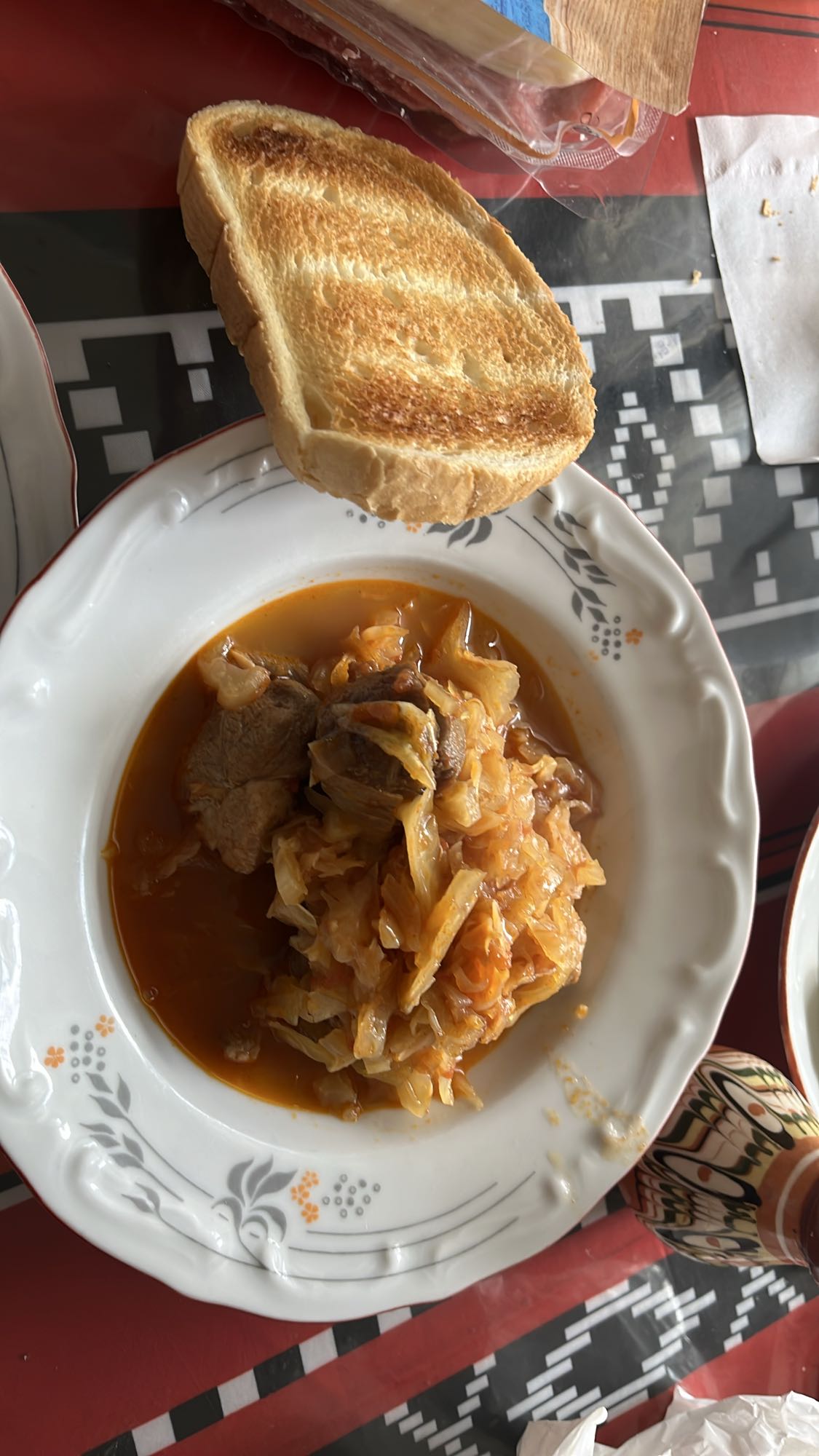 Задушено зеле с месо и хляб