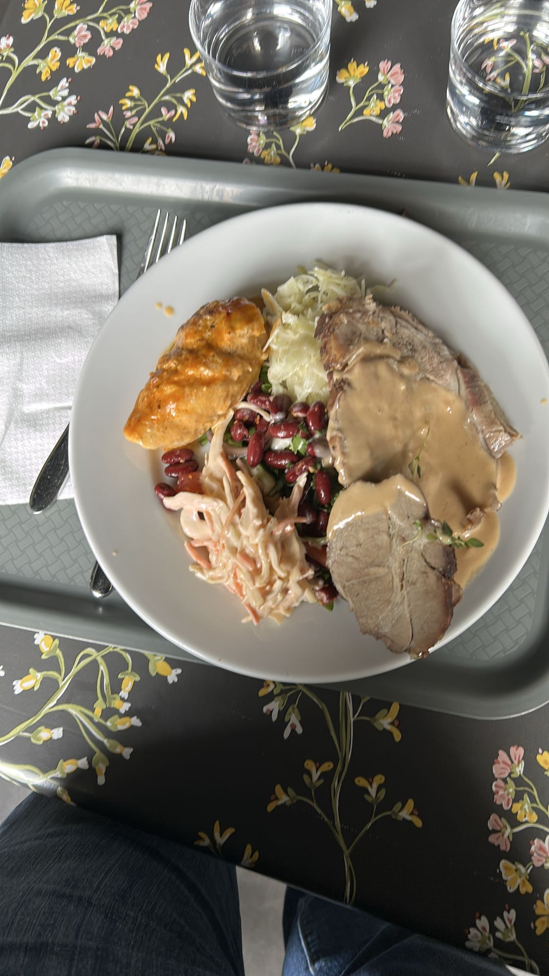 Kött med sallad och sås