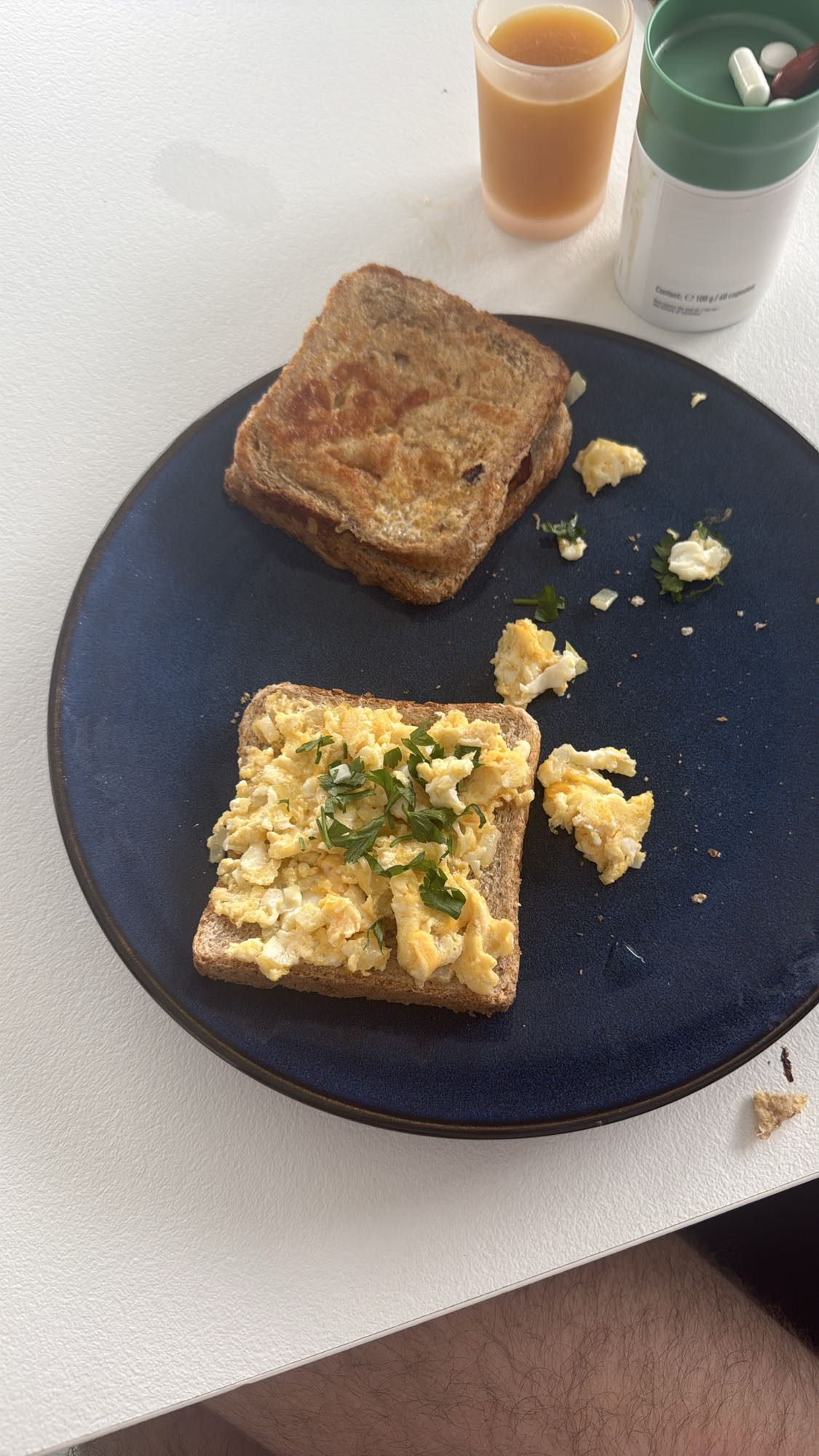 Tosty z jajkiem i sokiem