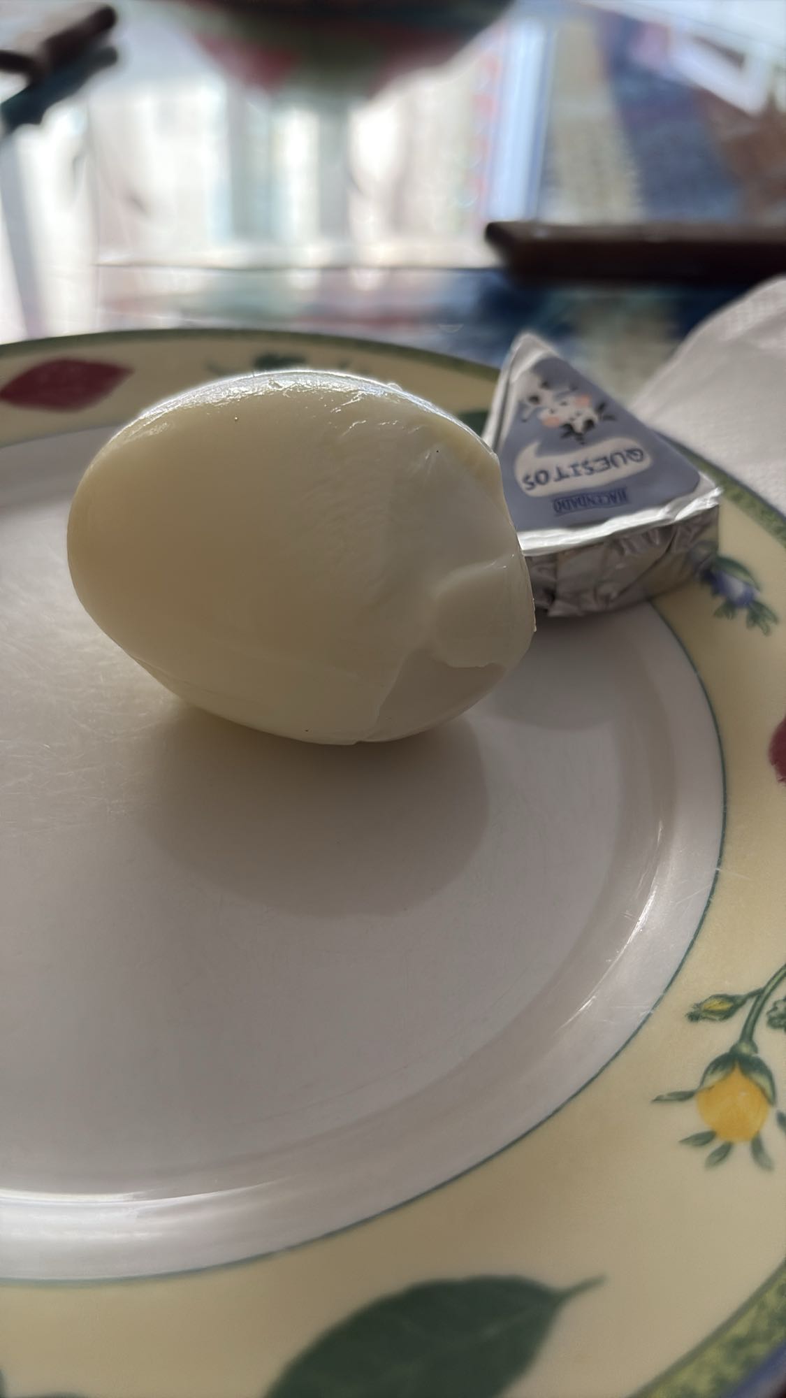 Huevo cocido y queso crema