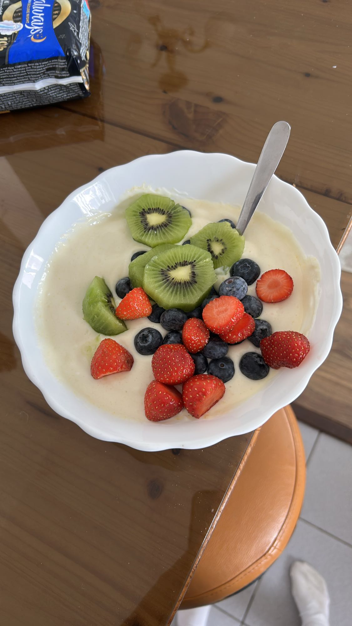 Bowl cu iaurt grecesc, pudră proteică și fructe