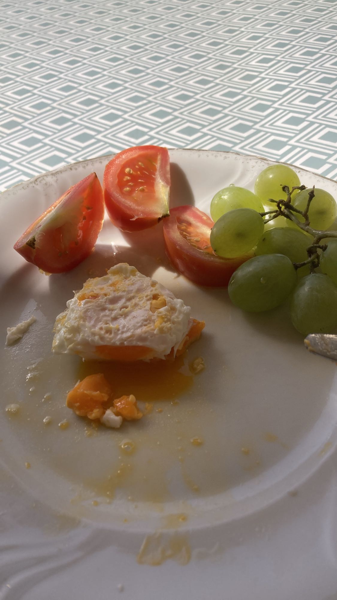 Ägg, tomat och vindruvor