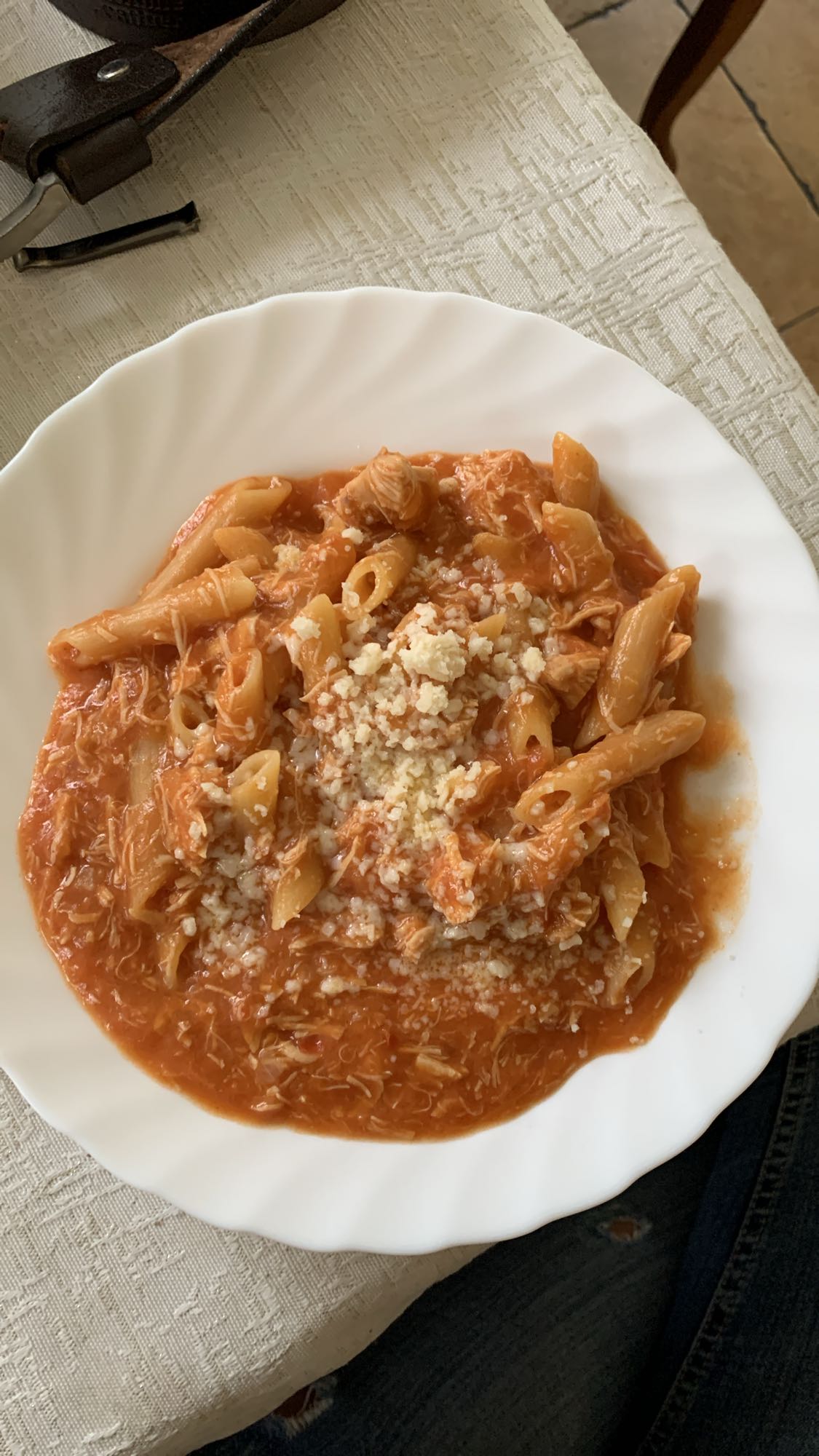 Makaron z kurczakiem i sosem