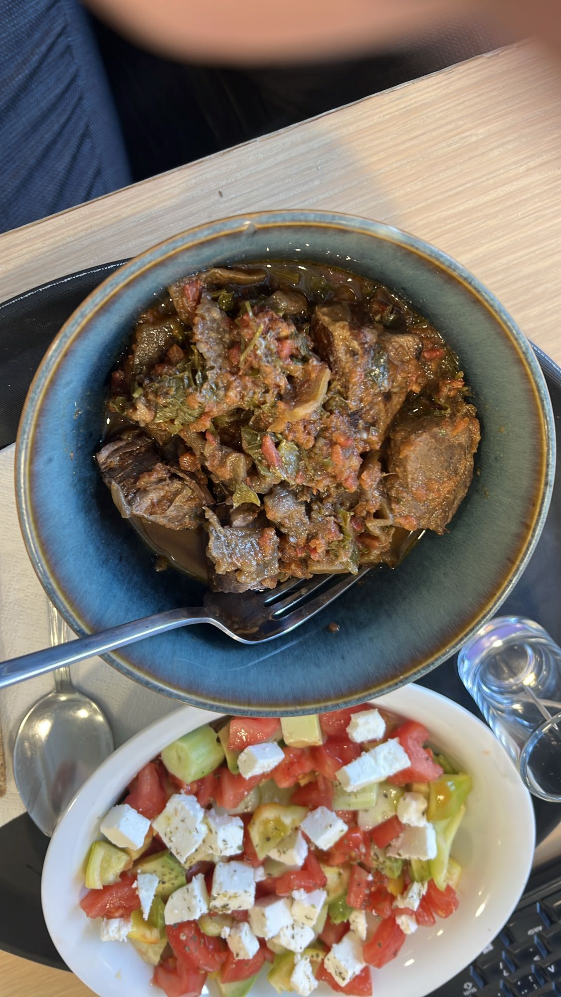 Μοσχάρι με λαχανικά & σαλάτα