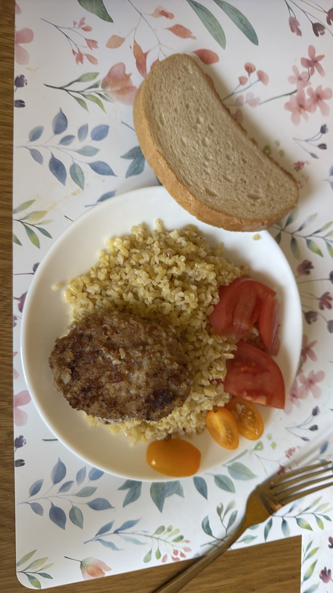 Котлета с булгуром и овощами