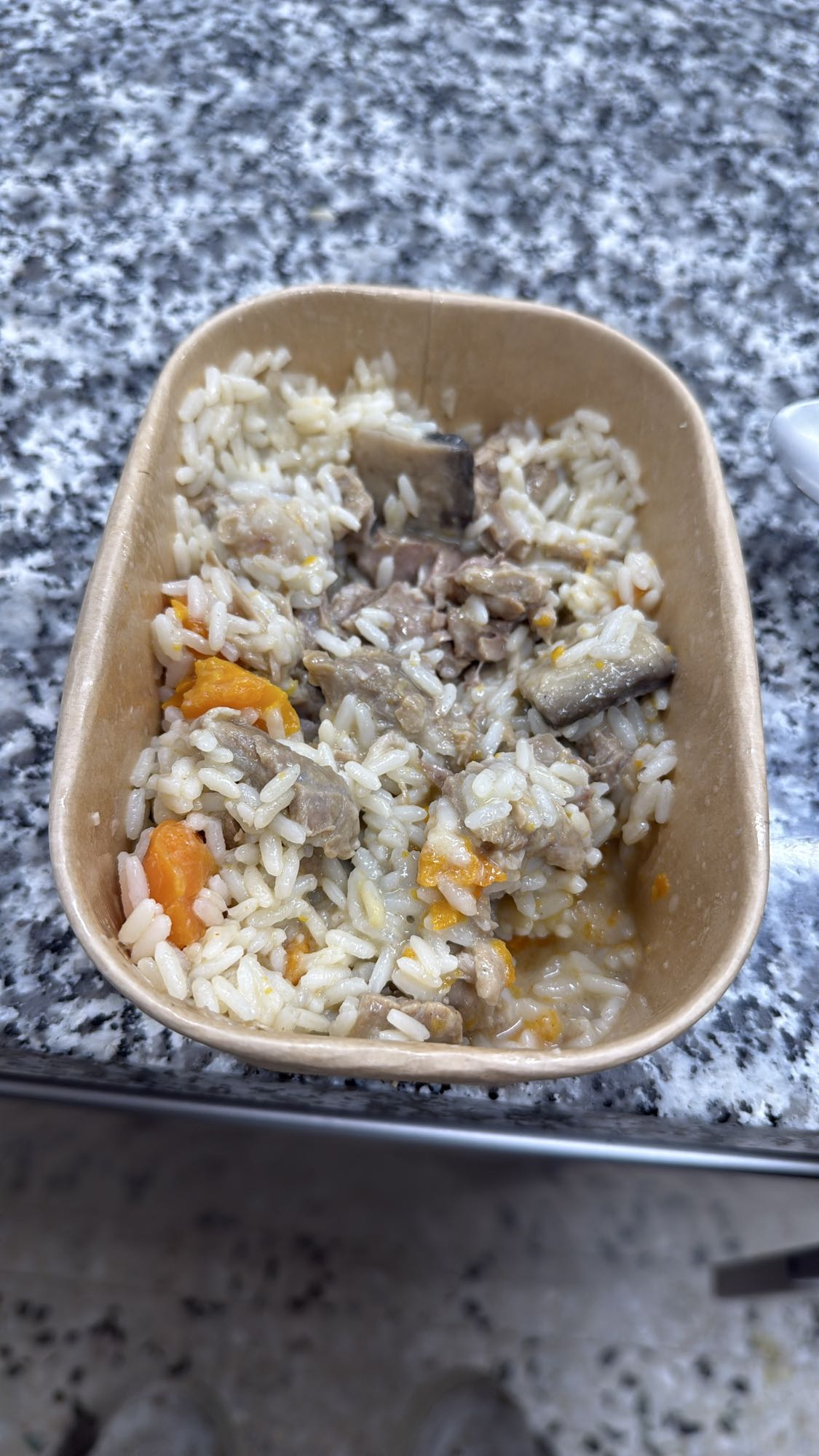 Riz à la viande et légumes