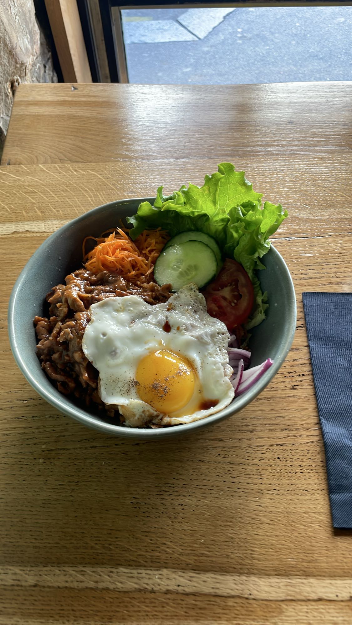 Loc lac de poulet avec œuf riz et légumes