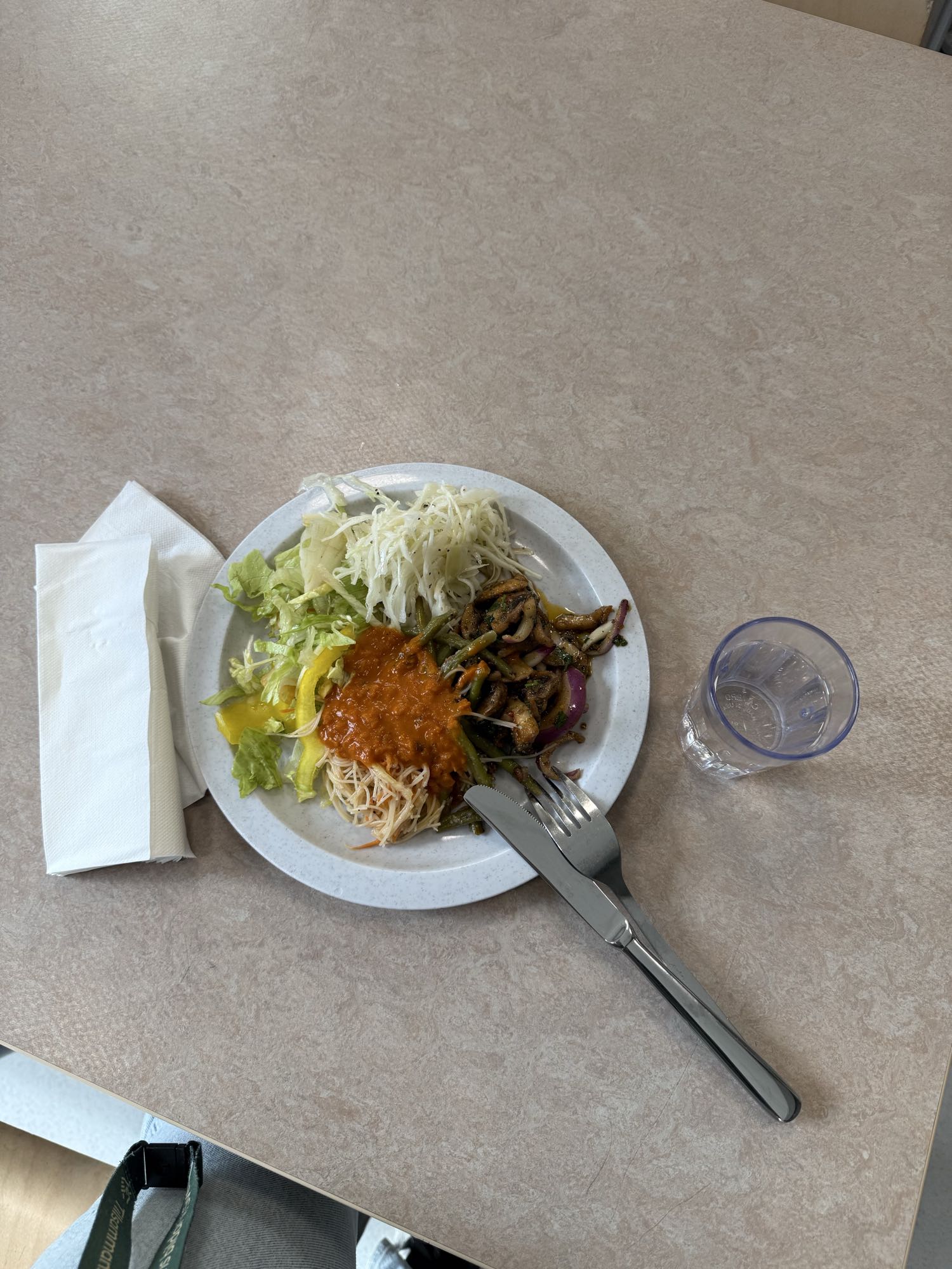 Nudlar med grönsaker och sås