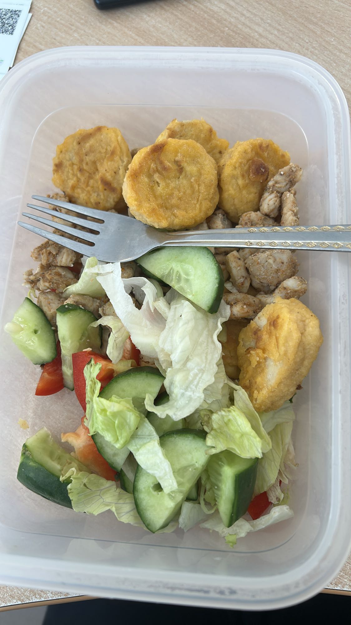 Kurczak z nuggetami i sałatką