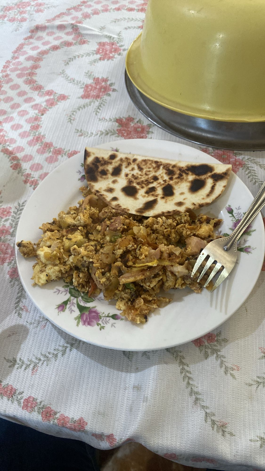 Huevos revueltos con tortilla