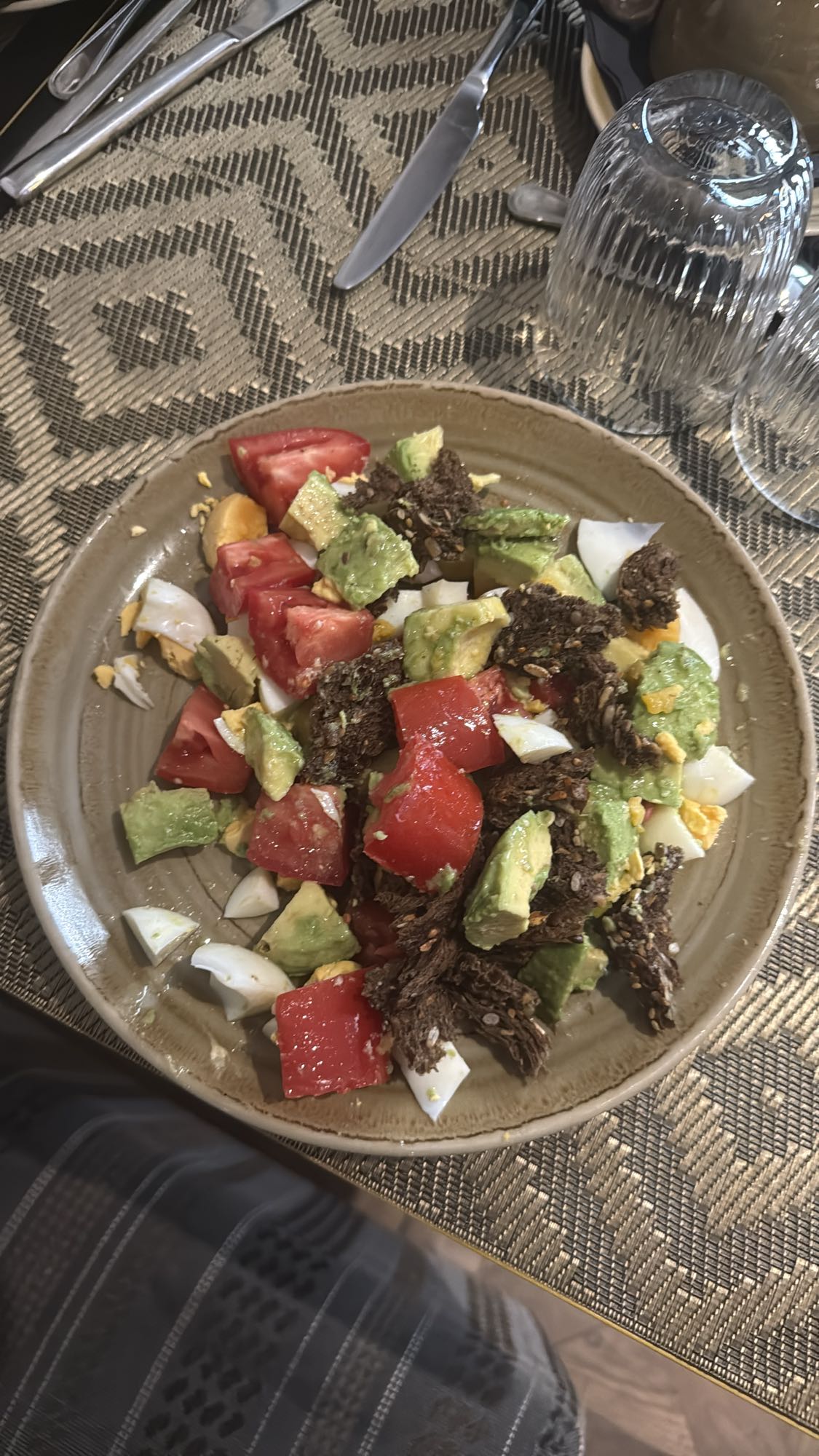 Salade avocat œuf croquant