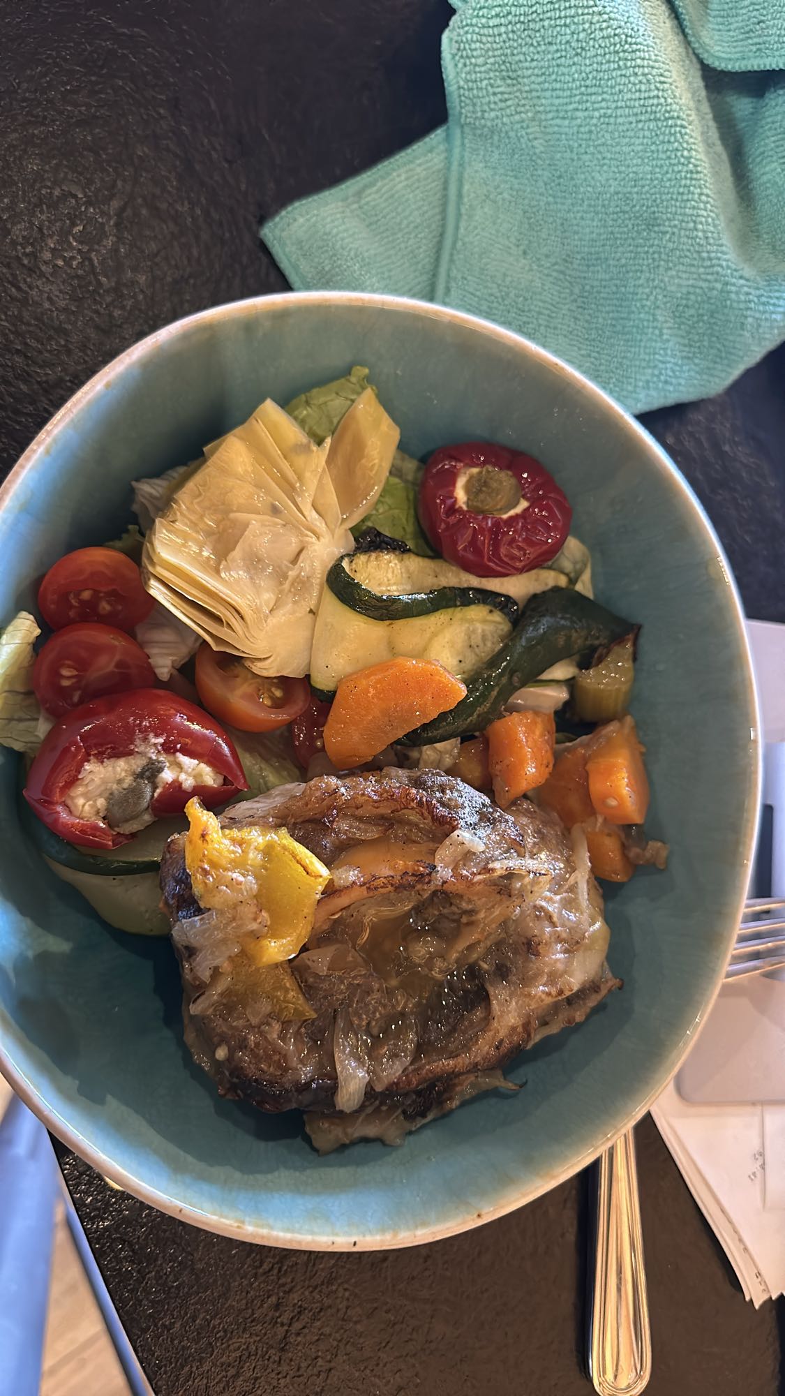 Salată cu carne și legume