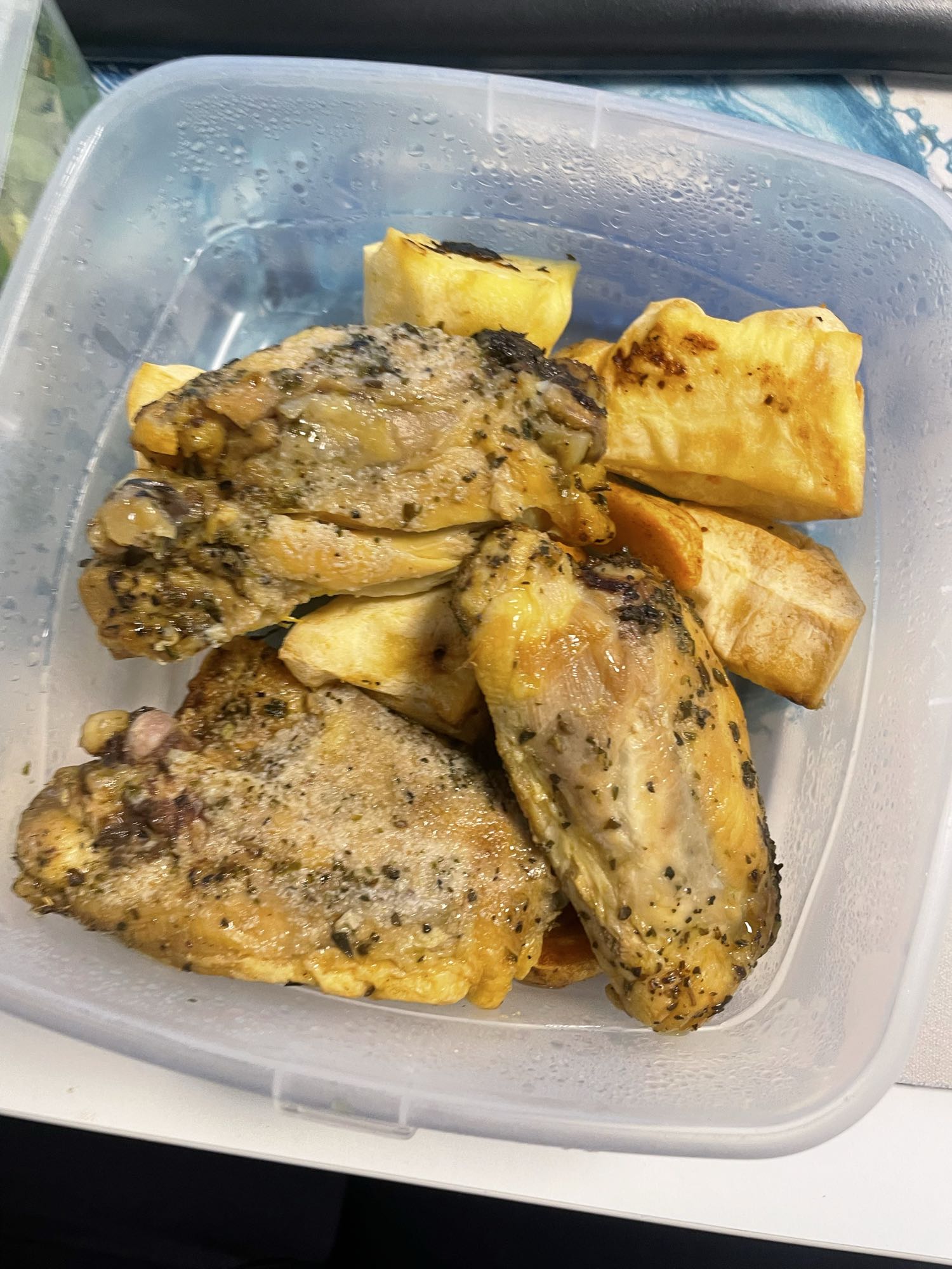 Pollo con yuca asada