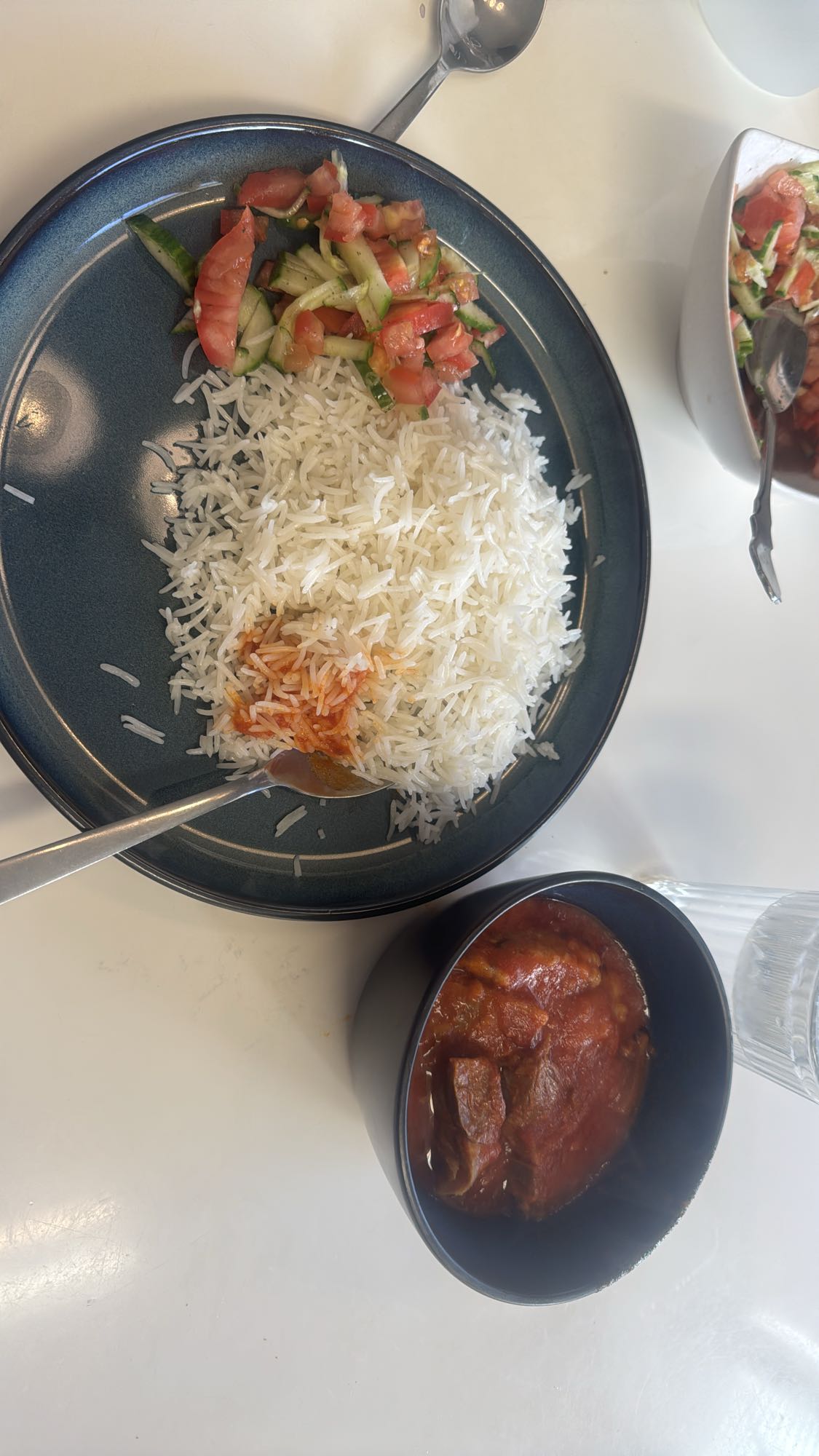 Ris med köttgryta och sallad