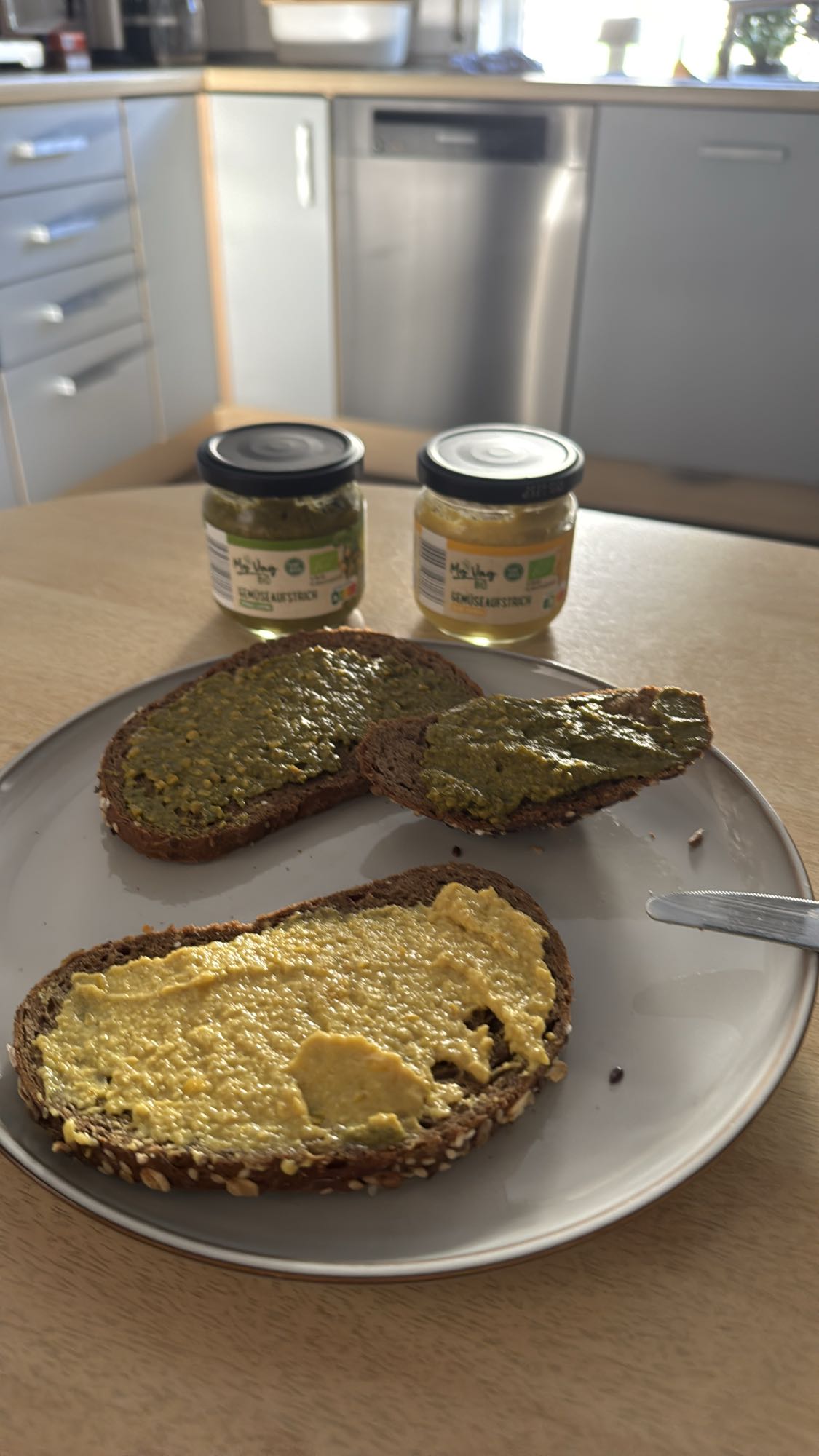 Vollkornbrot mit Aufstrich