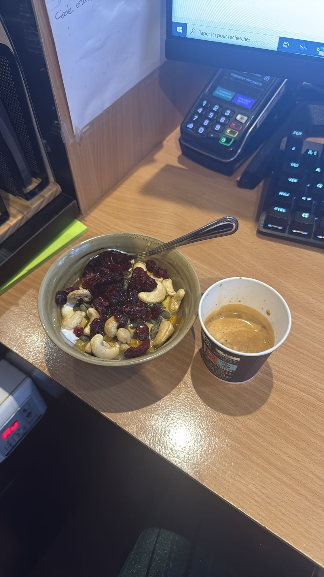 Yaourt aux noix et fruits