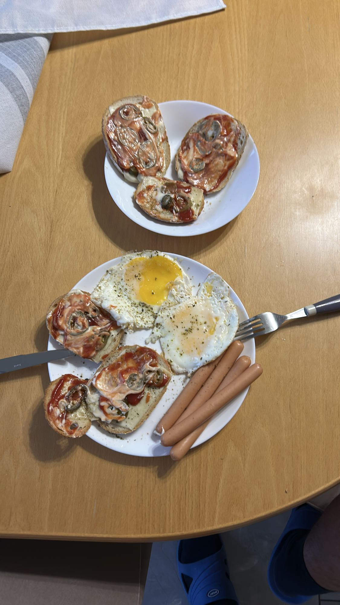 Śniadanie z jajkami i parówkami